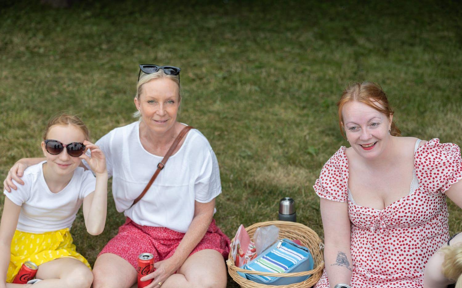 Anita Ottosson och Linda Johansson med döttrarna Ida och Lova fikade i gräset och spanade efter snygga bilar.