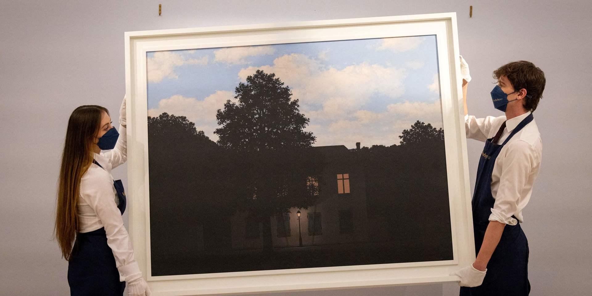 Målningen 'L'empire des lumieres' av den belgiske konstnären René Magritte har sålts för motsvarande nästan 770 miljoner svenska kronor på en auktion i London.