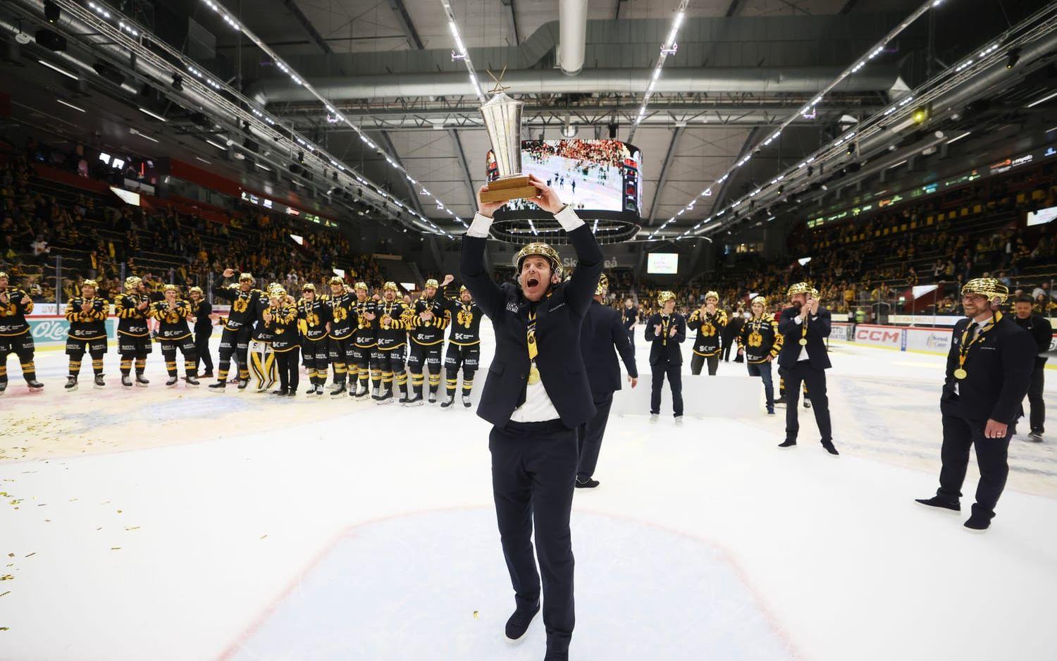 Skellefteås tränare Daniel Hermansson lyfter Le Mat-pokalen.
