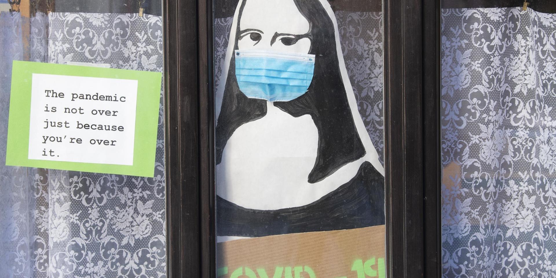 Stockholm 20210323
Mona-Lisa med munskydd manar till försiktighet i covid-tider i ett skyltfönster i Gamla stan.
Foto: Fredrik Sandberg / TT kod 10080