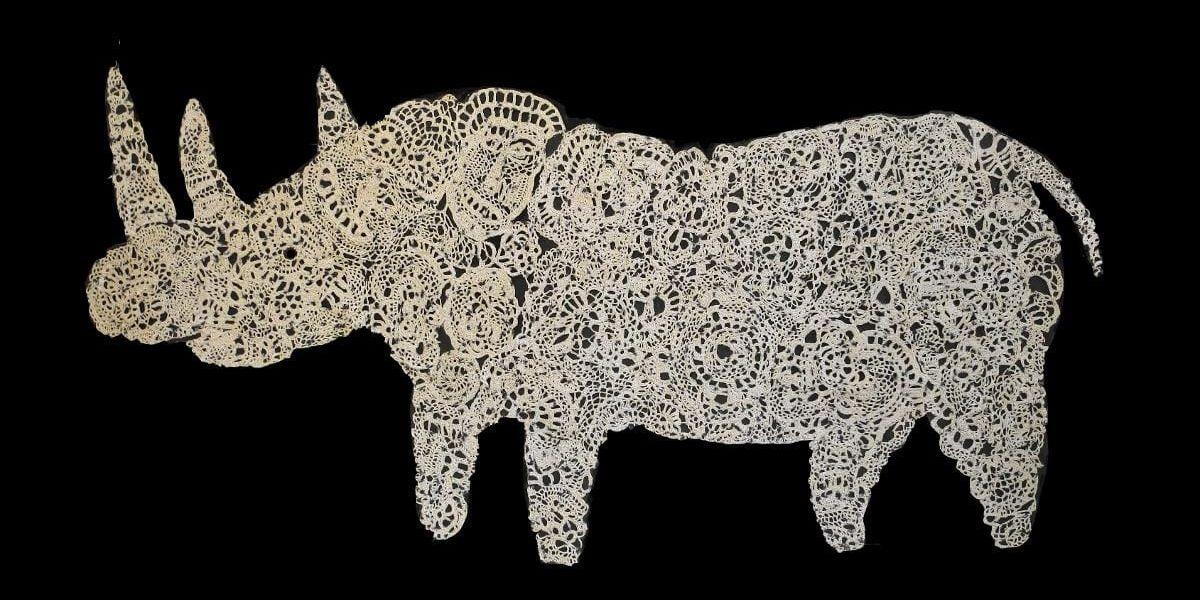 Djurtema. I nedre utställningshallen ger sex konstnärer sin bild på tama och vilda djur. På bilden syns en noshörning, virkad av Anne Carlquist.