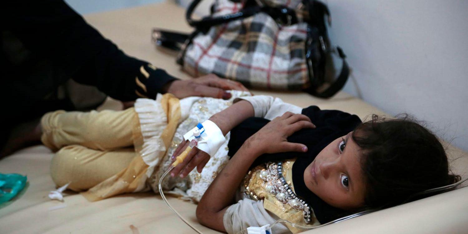 En flicka med symptom på kolera vårdas på ett sjukhus i Jemens huvudstad Sanaa. Arkivbild.