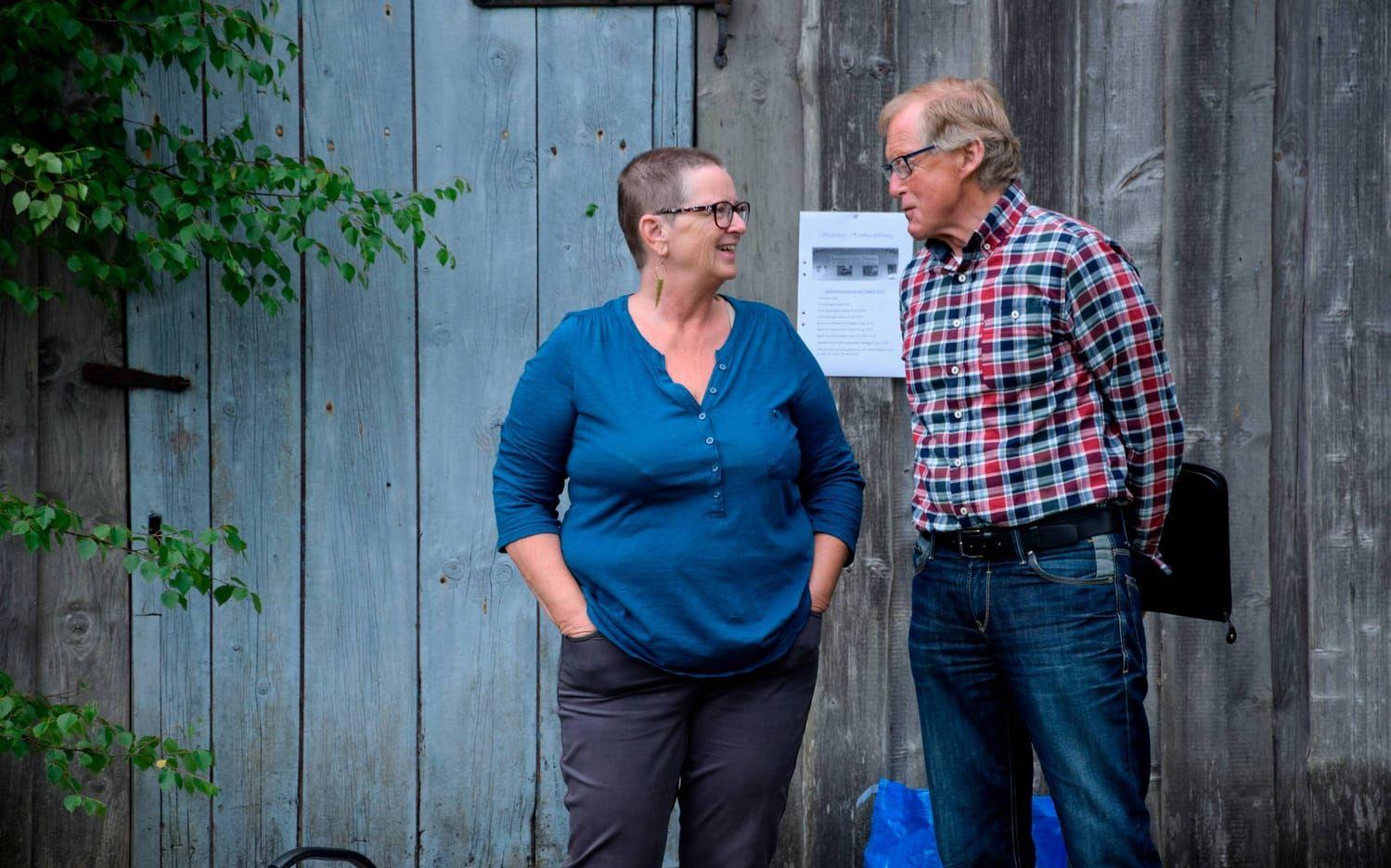 Karin Blomstrand och Leif Svensson är med och arrangerar midsommarfirandet i Dingle.