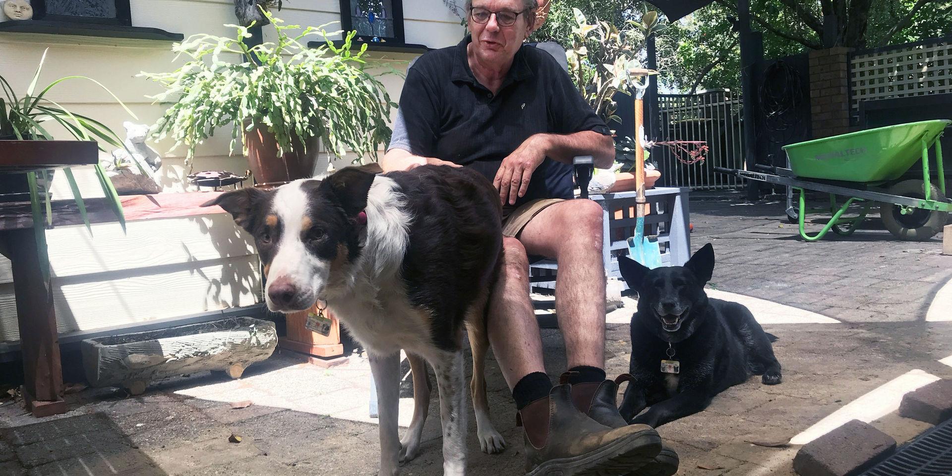 Ralf Hoffmann tillsammans med hundarna Terry och Toby (liggande). 