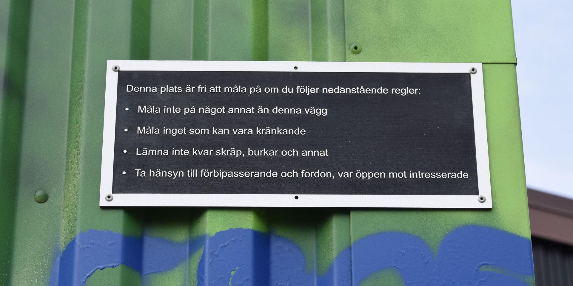 En av de legala graffitiväggarna finns på tennishallens gavel mot söder vid Fjällvägen i Uddevalla.