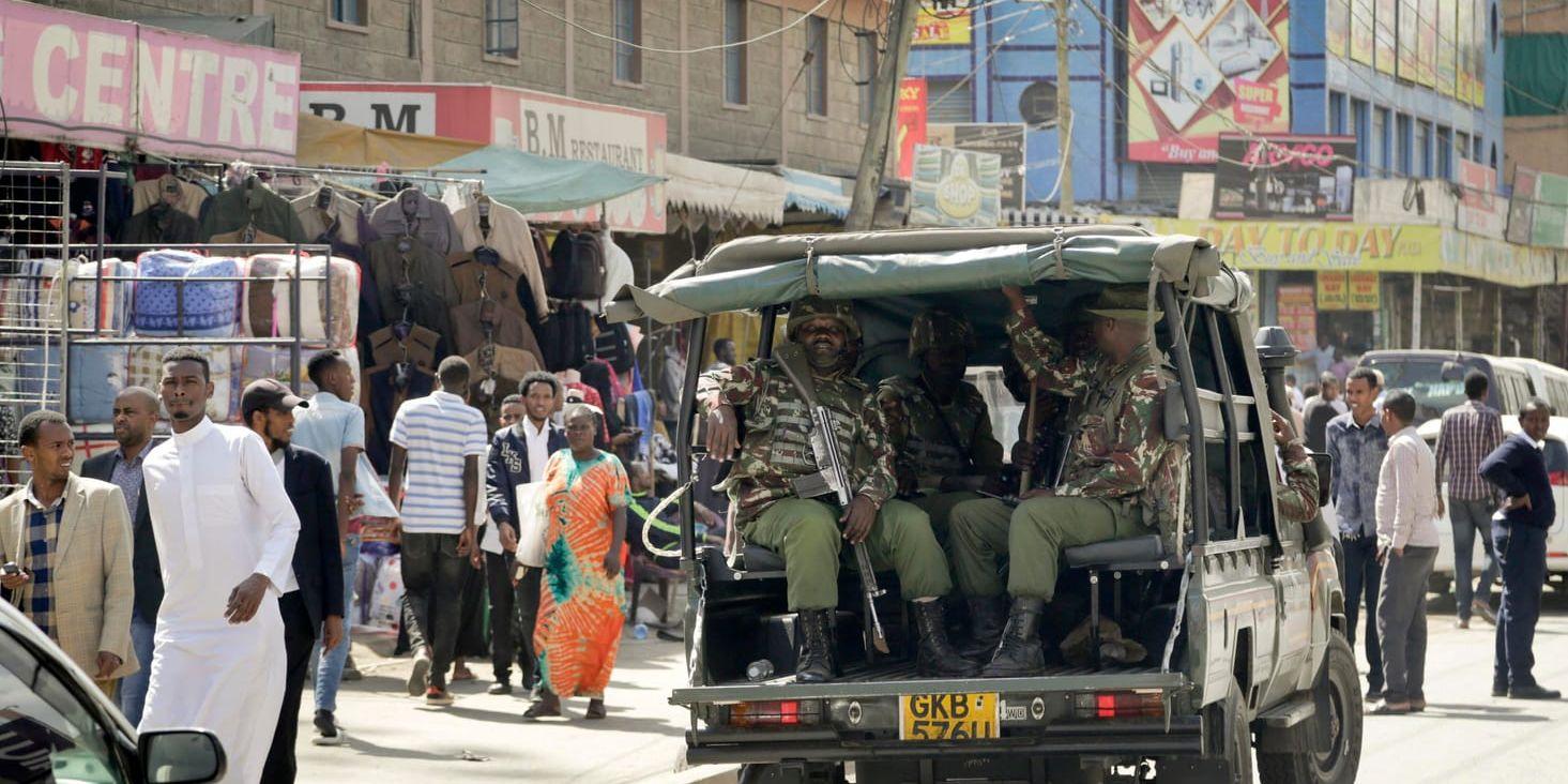 Kenyansk polis bevakar Nairobiförorten Eastleigh, där många muslimer av somaliskt ursprung bor, under fredagen.