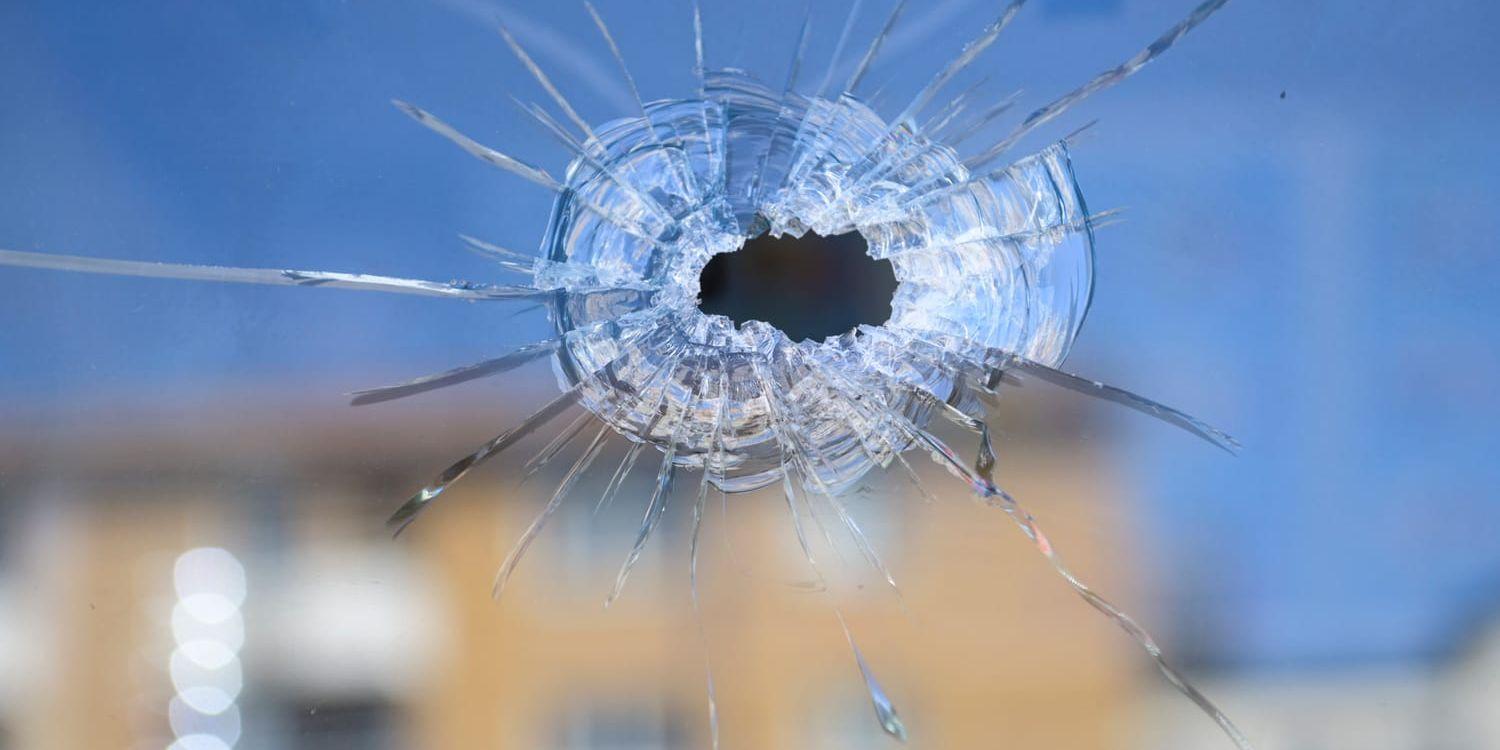 Skotthål i fönstret till grillkiosken i Rågsved där en man sköts ihjäl och ytterligare två skadades natten till torsdag.