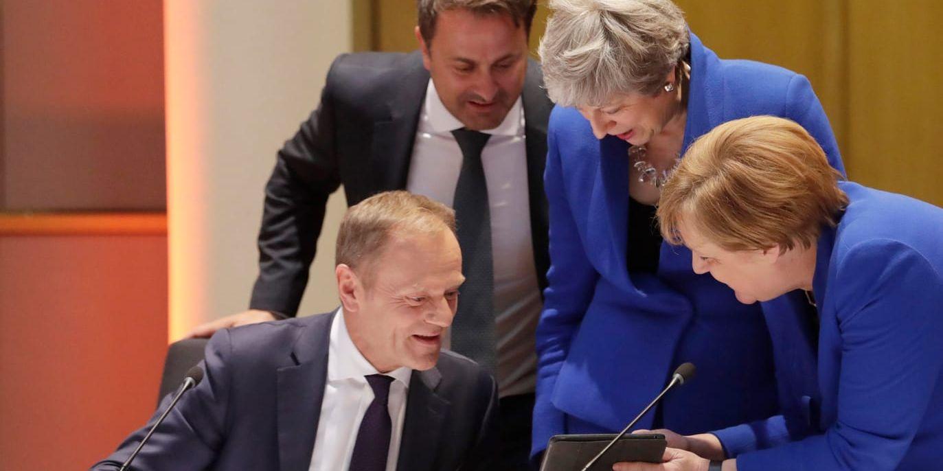 EU:s permanente rådsordförande Donald Tusk, Luxemburgs premiärminister Xavier Bettel, Storbritanniens premiärminister Theresa May och Tysklands förbundskansler Angela Merkel letar lösningar om brexit på onsdagens toppmöte i Bryssel.