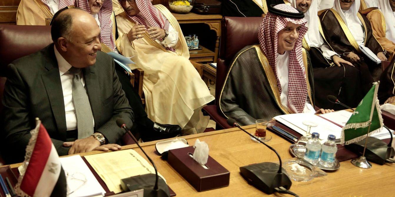 Saudiarabiens utrikesminister Adel al-Jubeir tillsammans med Egyptens utrikesminister Sameh Shoukry (till vänster) på Arabförbundets extrainkallade möte i Kairo.