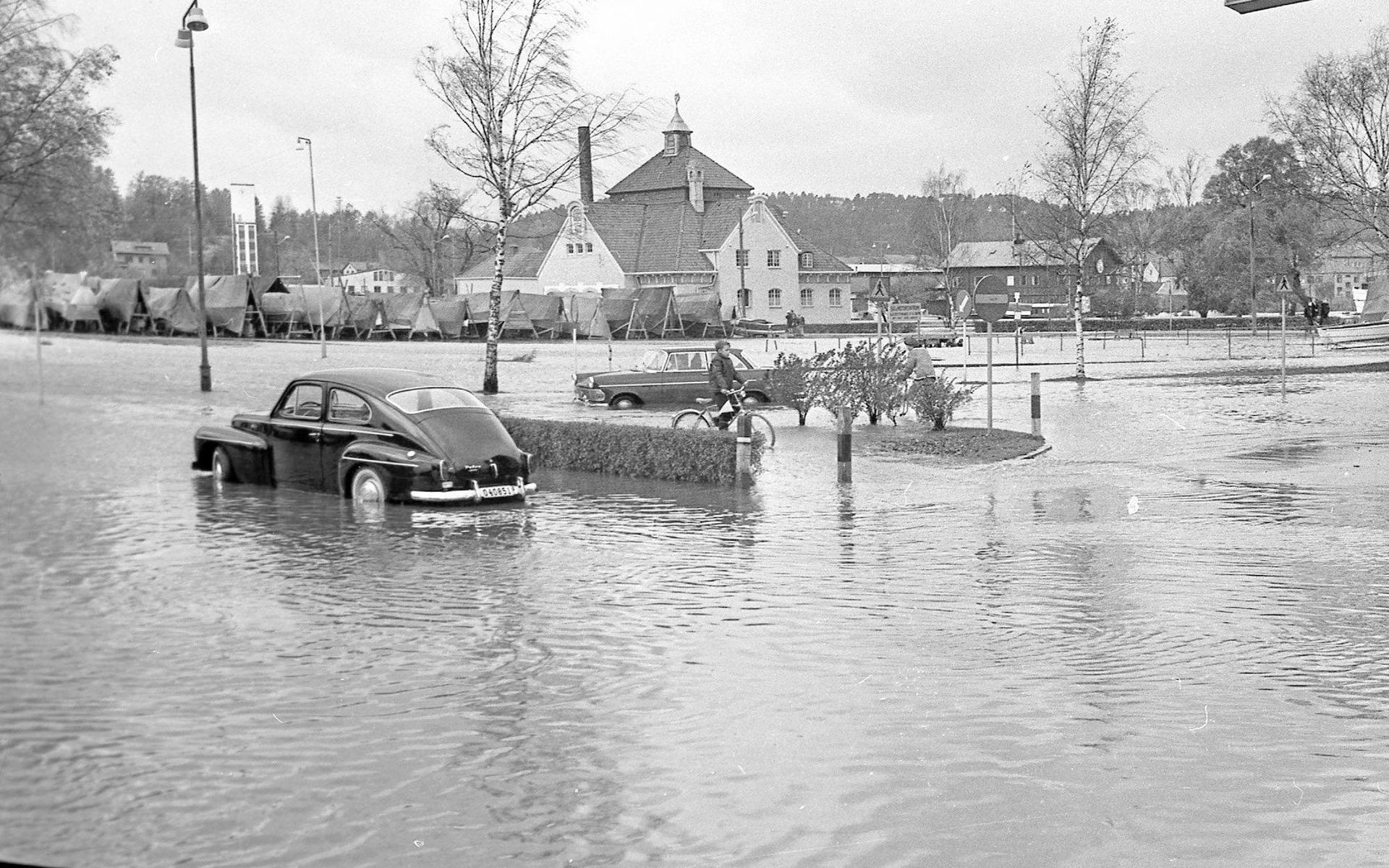 Översvämningar i Uddevalla centrum. Troligen mitten eller slutet av 1960-talet.