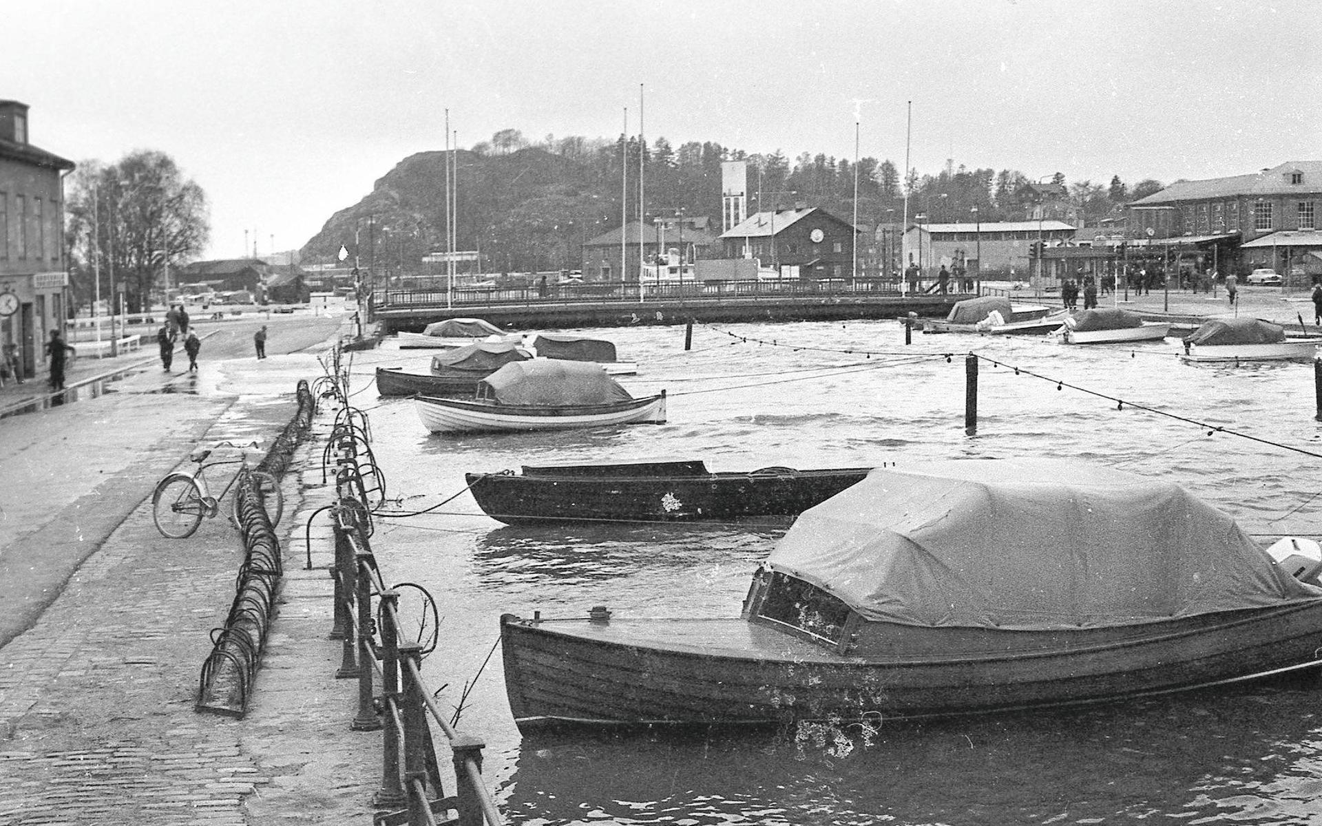 Översvämningar i Uddevalla centrum. Troligen mitten eller slutet av 1960-talet.