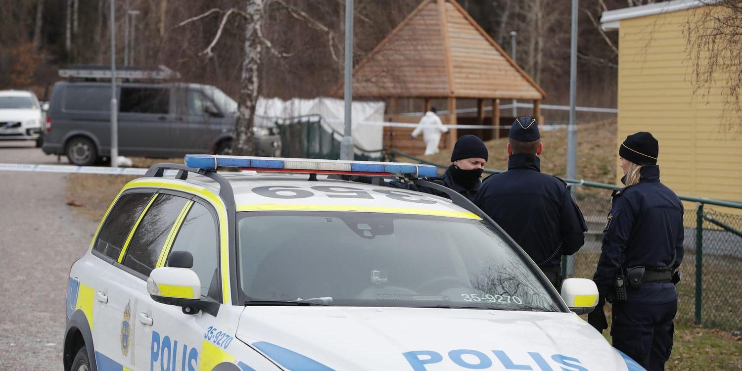 Två unga män sköts ihjäl i Bro, mellan Stockholm och Enköping, natten till torsdagen.