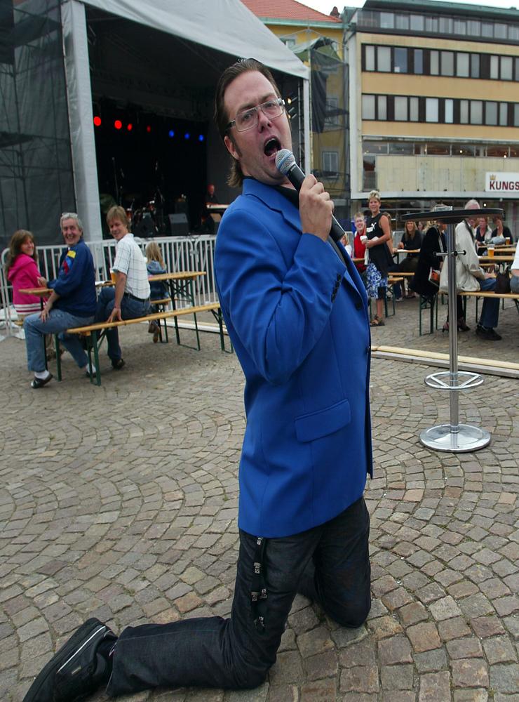 Lasse Love håller i allsång på Kungstorget 2005. 