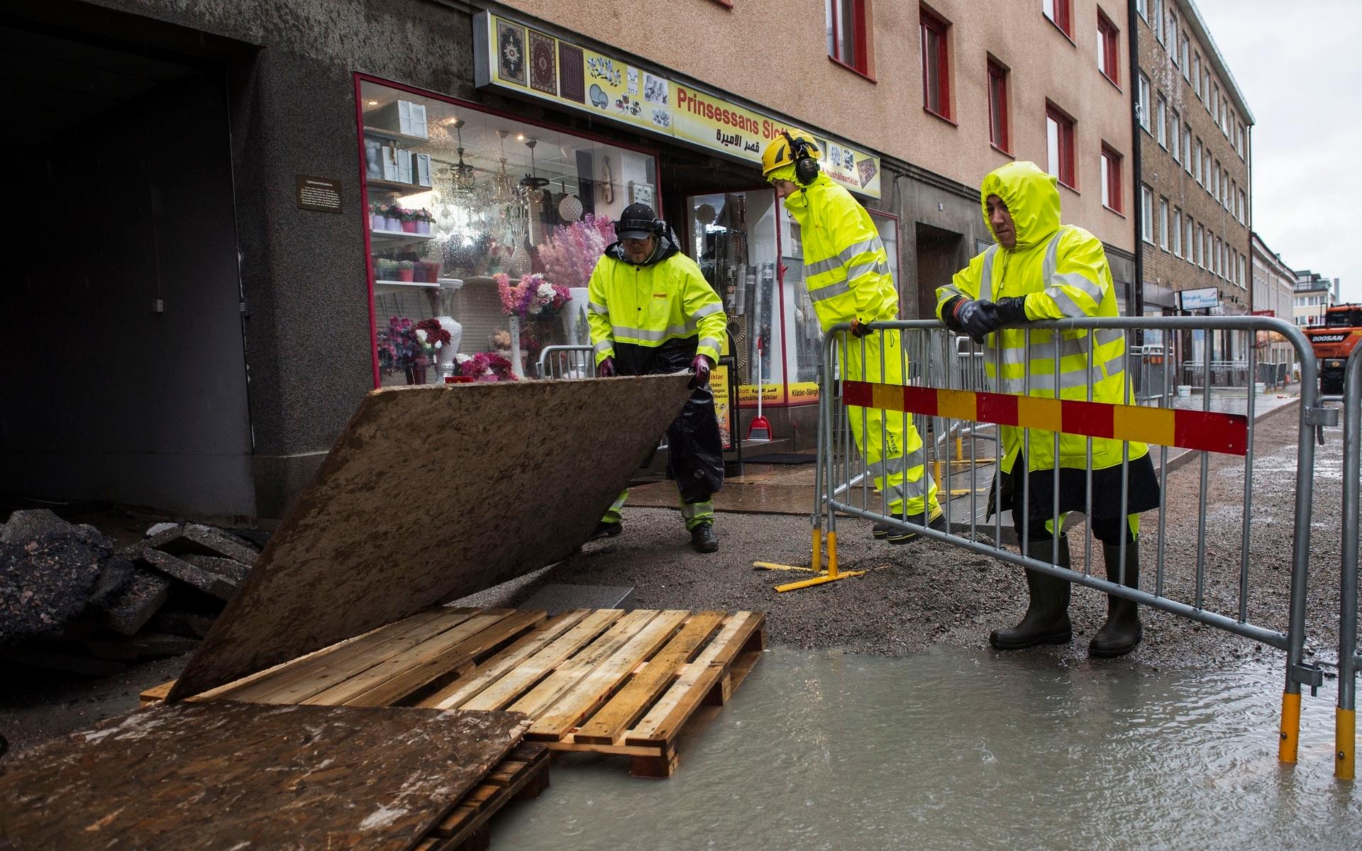 På Kungsgatan anordnades en provisorisk entré till en av gatans butiker på grund av vattnet.