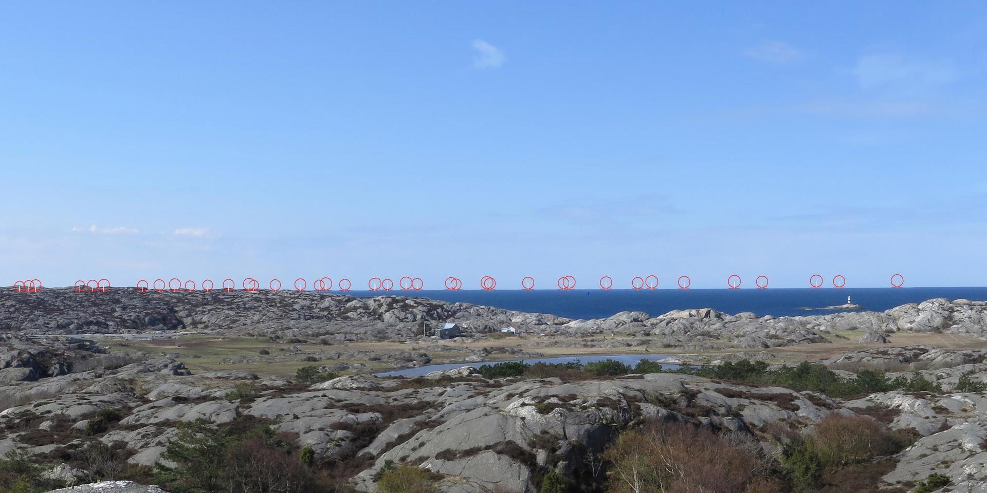 Fotomontage utsikt från Gullholmens lotsutkik, cirka 33km öst/nordöst om projektområdet för vindkraftspark Poseidon. (utsnitt) De röda ringarna visar diametern på vindkraftverkens rotorblad.