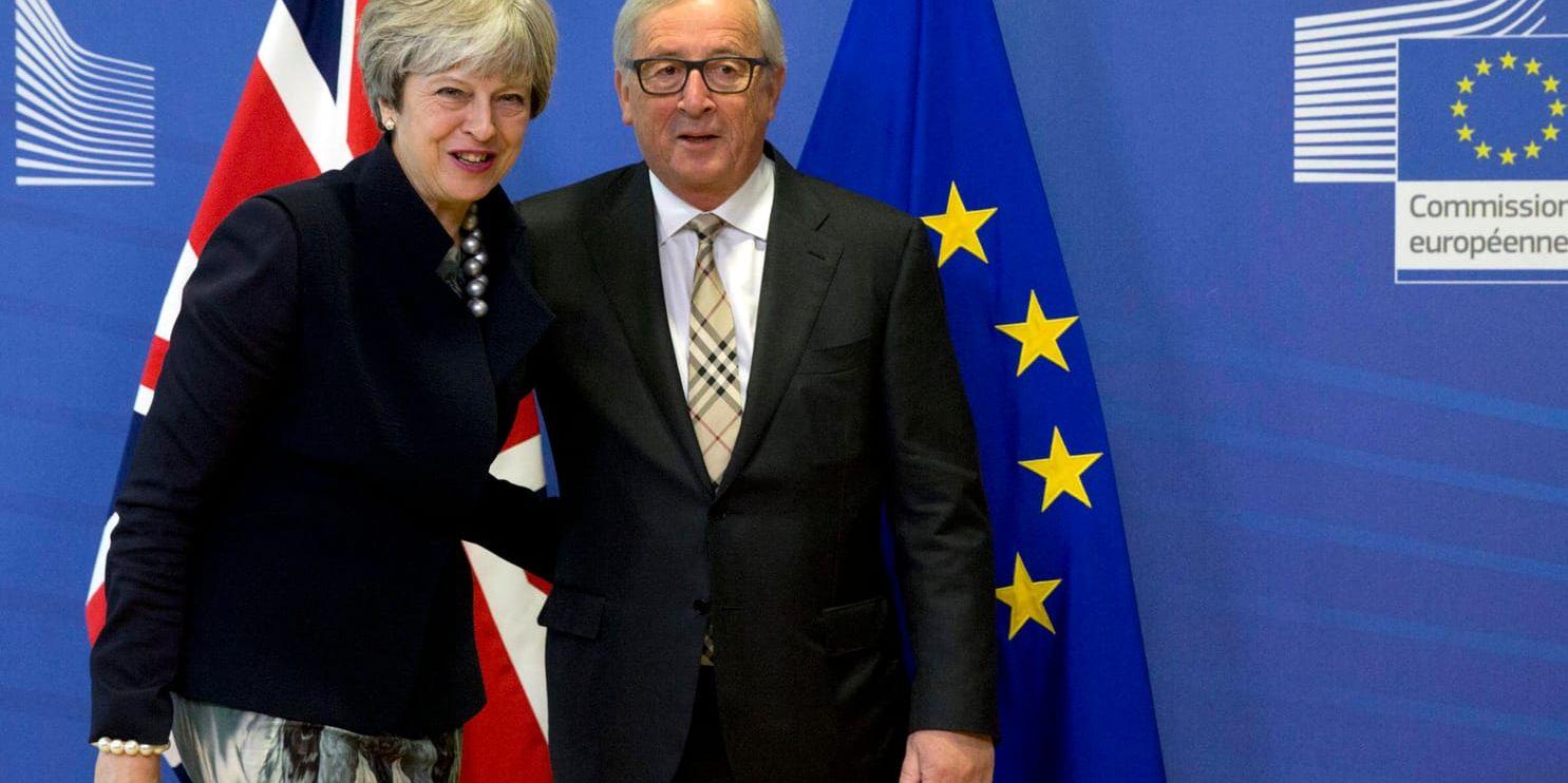Storbritanniens premiärminister Theresa May på brexitförhandlingar med EU-kommissionens ordförande Jean-Claude Juncker.