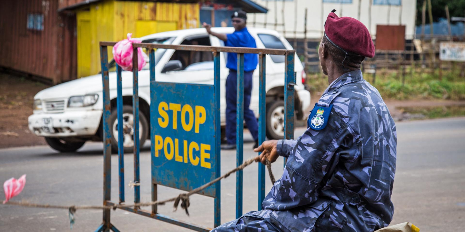 En polis vid en vägspärr i Sierra Leone. Bilden är tagen i ett annat sammanhang.