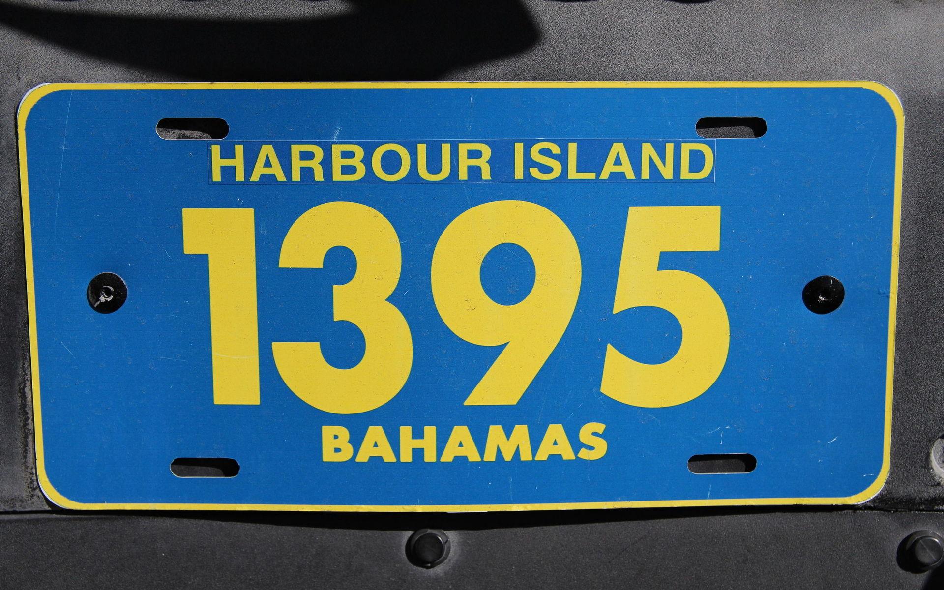 Vad gäller färger kan svenskar känna sig hemma i Bahamas. Det är blått och gult som gäller.