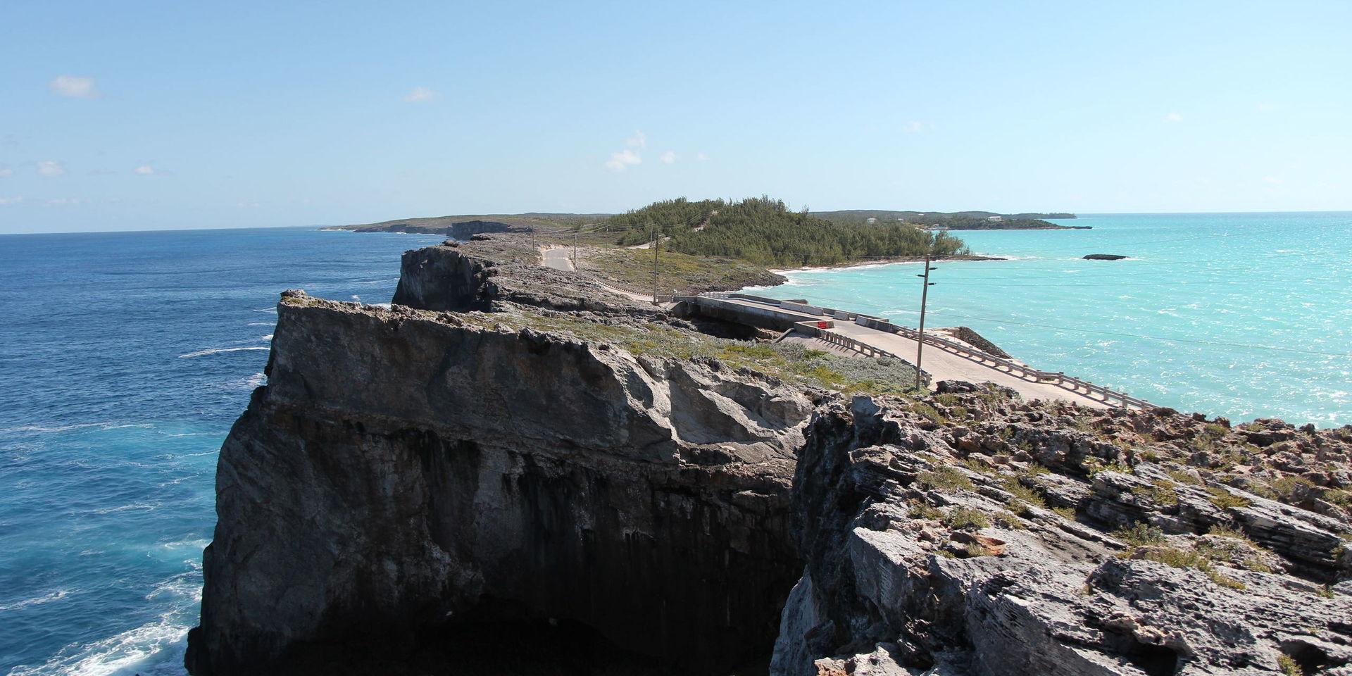 Hav möter hav. Glass Window Bridge är kanske Bahamas märkligaste syn. På ena sidan den mörkblå Atlanten och på andra sidan den ljusblå Eleutherabukten