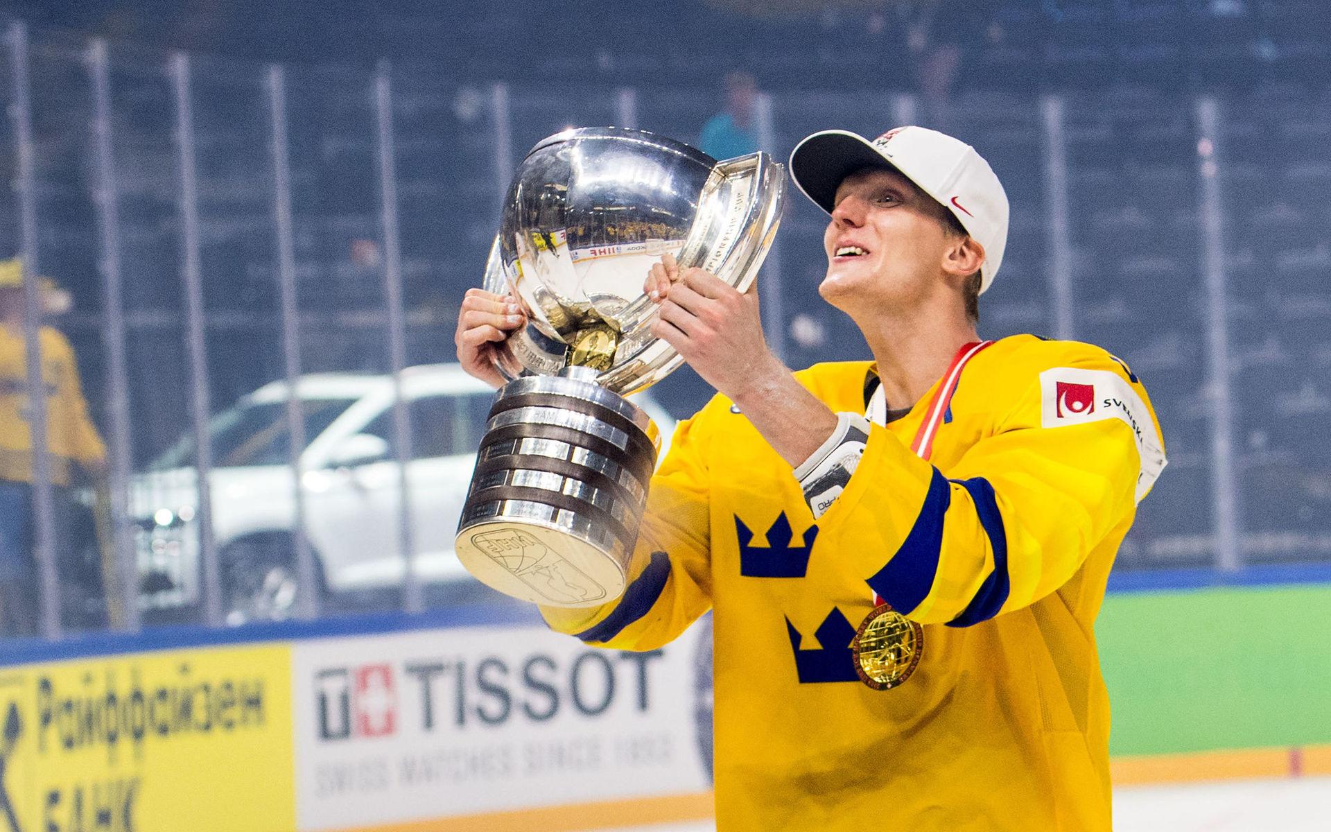 John Klingberg jublar med pokalen efter att Sverige vunnit VM-finalen mot Schweiz i maj förra året.