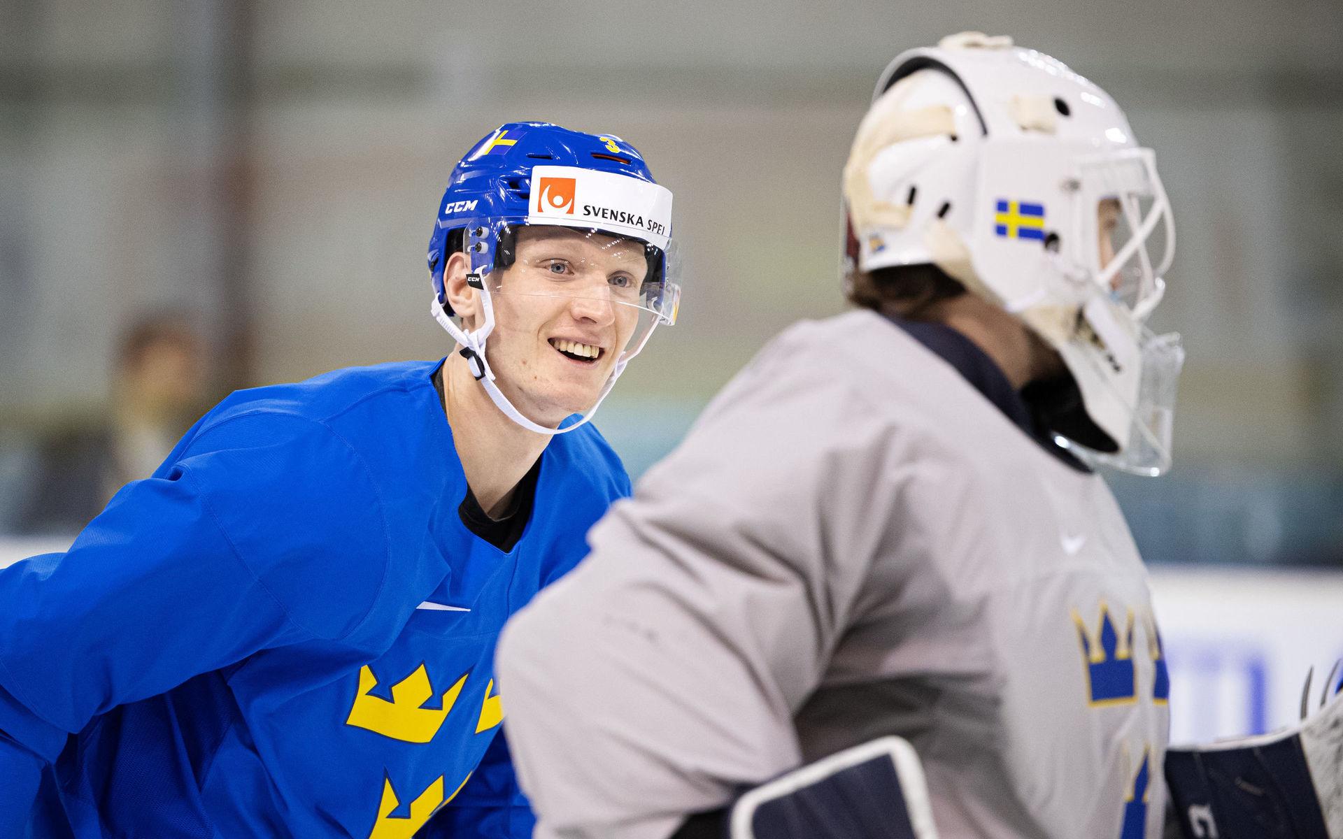 John Klingberg på träning inför Sverige–Österrike i hockey-VM.