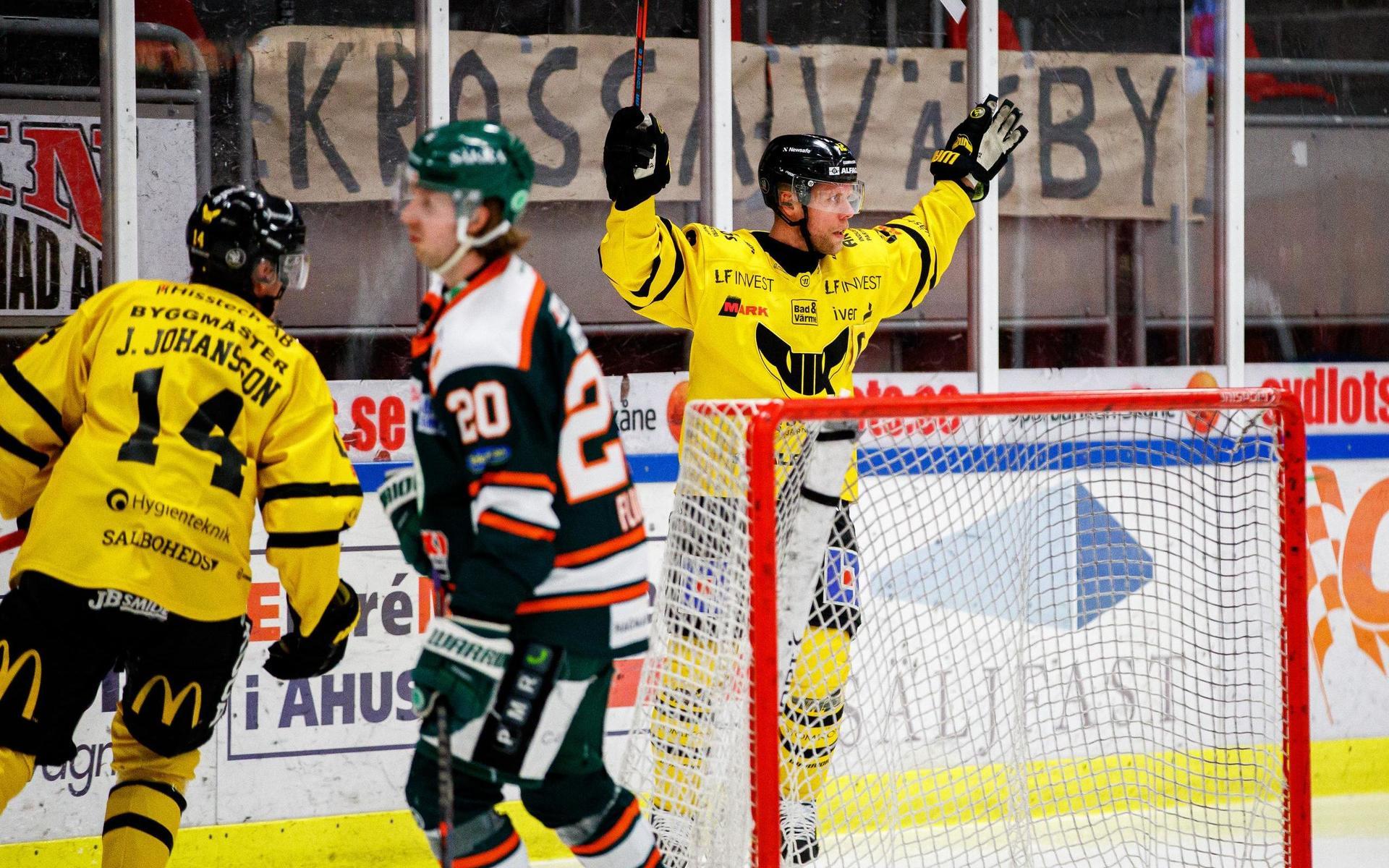 Västerås Fredrik Johansson jublar efter 1-1 under ishockeymatchen i Hockeyallsvenskan mellan Kristianstad och Västerås den 14 mars 2021 i Kristianstad. 