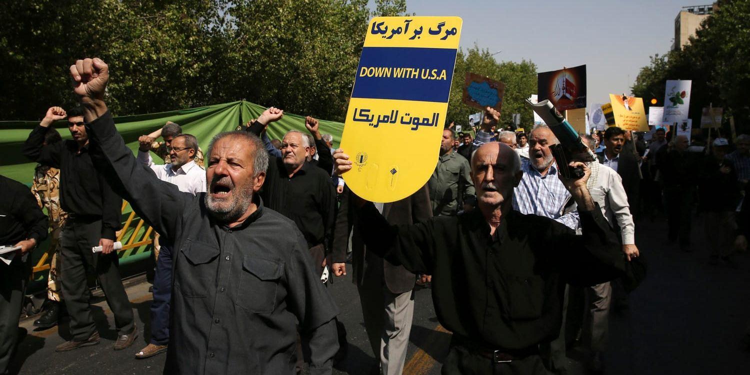 USA-kritiska demonstranter i Iran tidigare i år efter att USA:s president Donald Trump kallat Iran för en "mördarregim" och sagt att kärnenergiavtalet från 2015 var det "sämsta avtalet någonsin". Arkivbild.