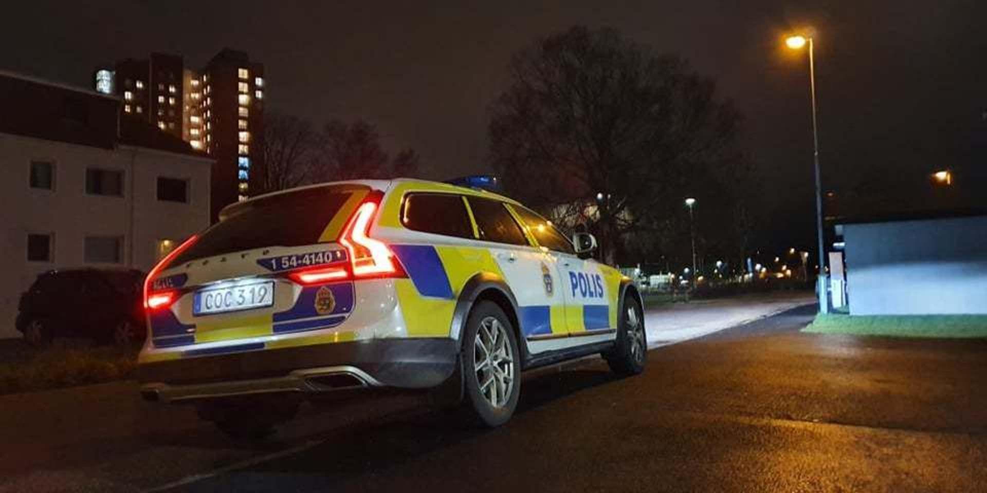 Polis har spärrat av vid ett lägenhetshus i Uddevalla efter misstänkt mordbrand natten mot fredag.