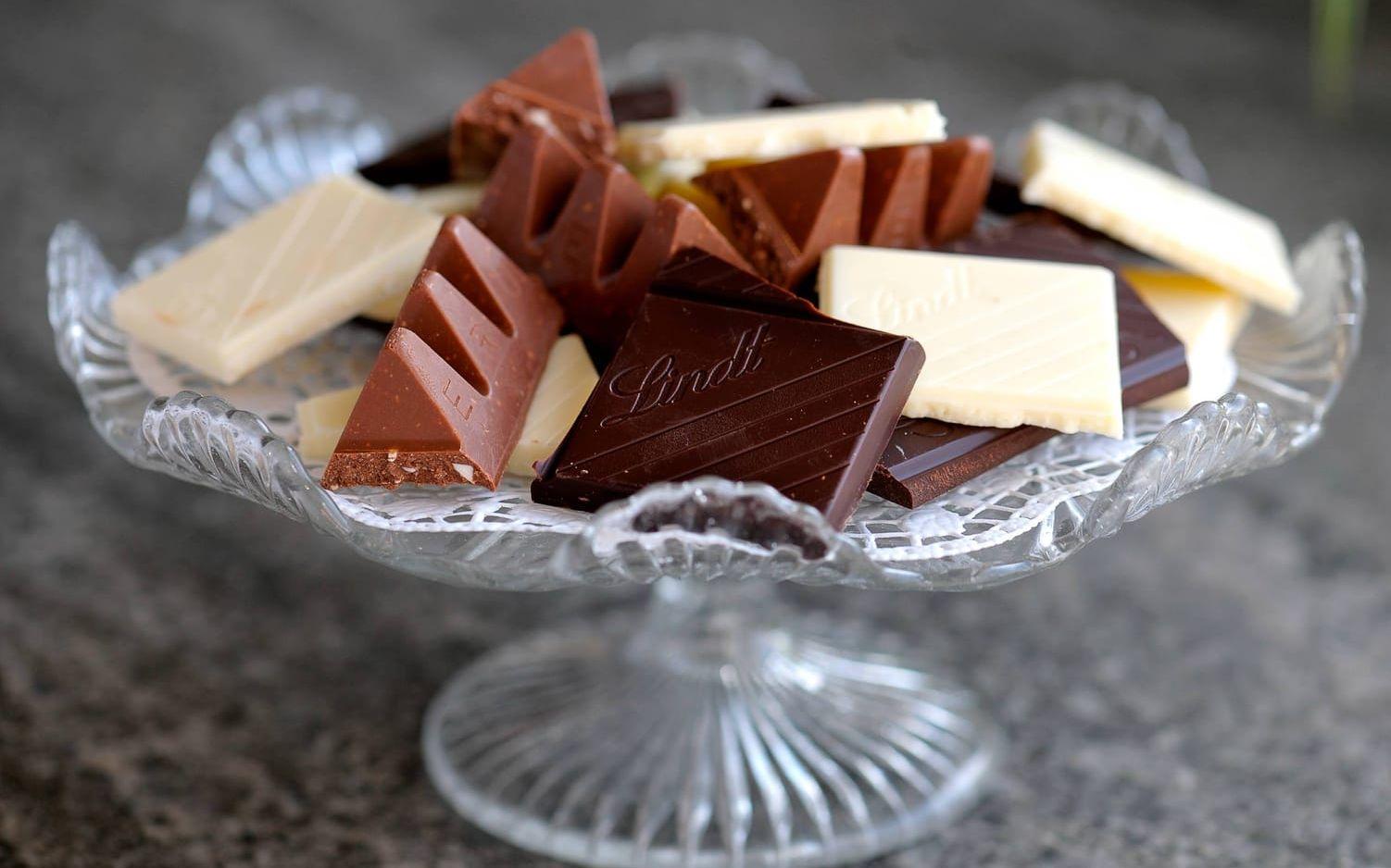 Vit choklad innehåller inte choklad. Den görs på restprodukter av riktig choklad. Bild: TT