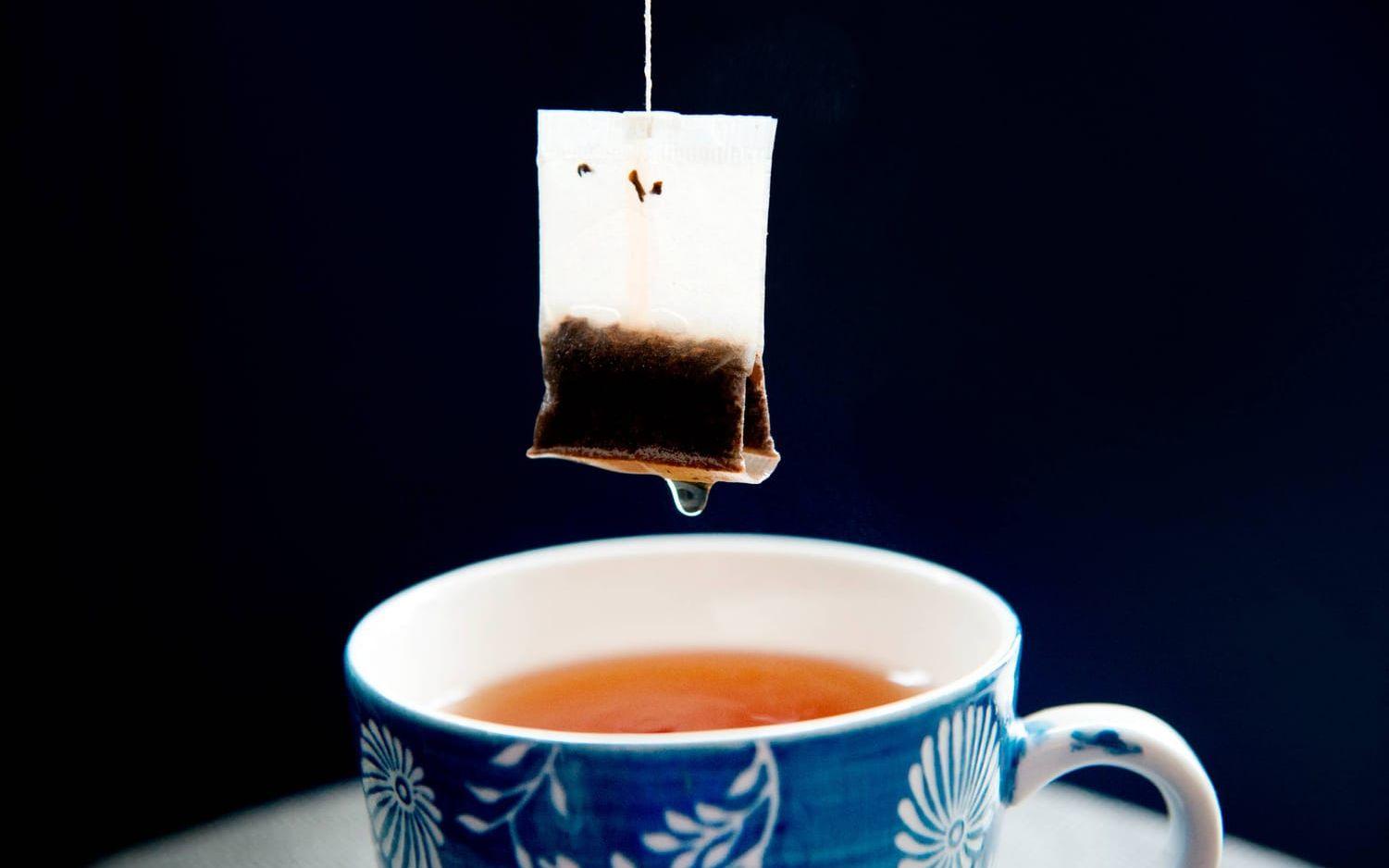 Tepåsar innehåller en mängd olika bekämpningsmedel. Vill du äta mindre kemikalier gör du klokt i att välja eko. Bild: TT