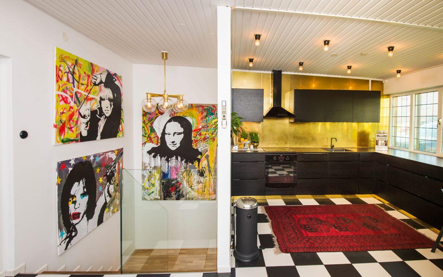 Till vänster källartrappan med färgstark konst och till höger köket med schackrutigt golv och mycket mässing. Bild: Roger Larsson