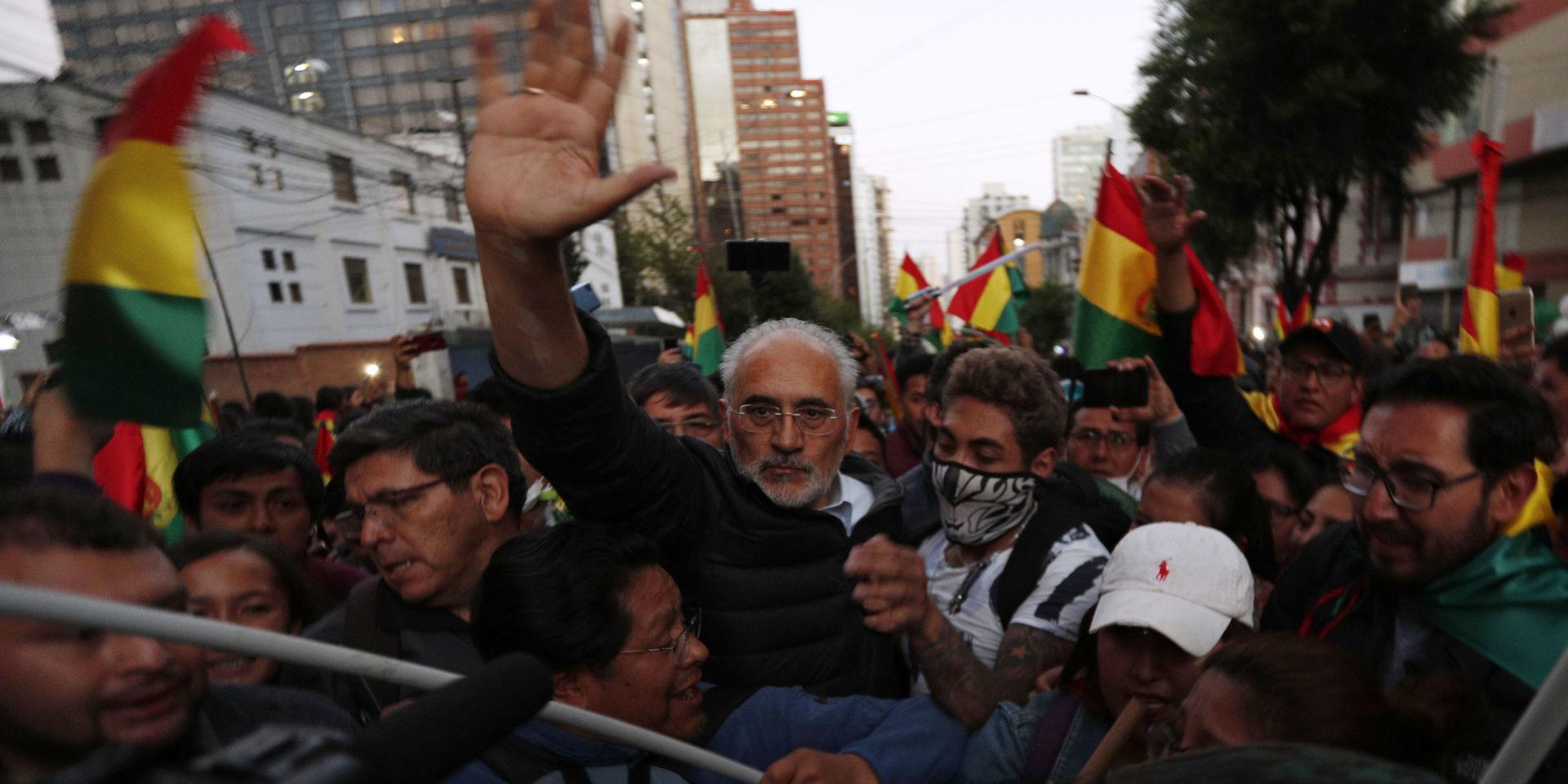 Morales utmanare Carlos Mesa tar plats bland anhängare i demonstrationer i huvudstaden La Paz på tisdagen.