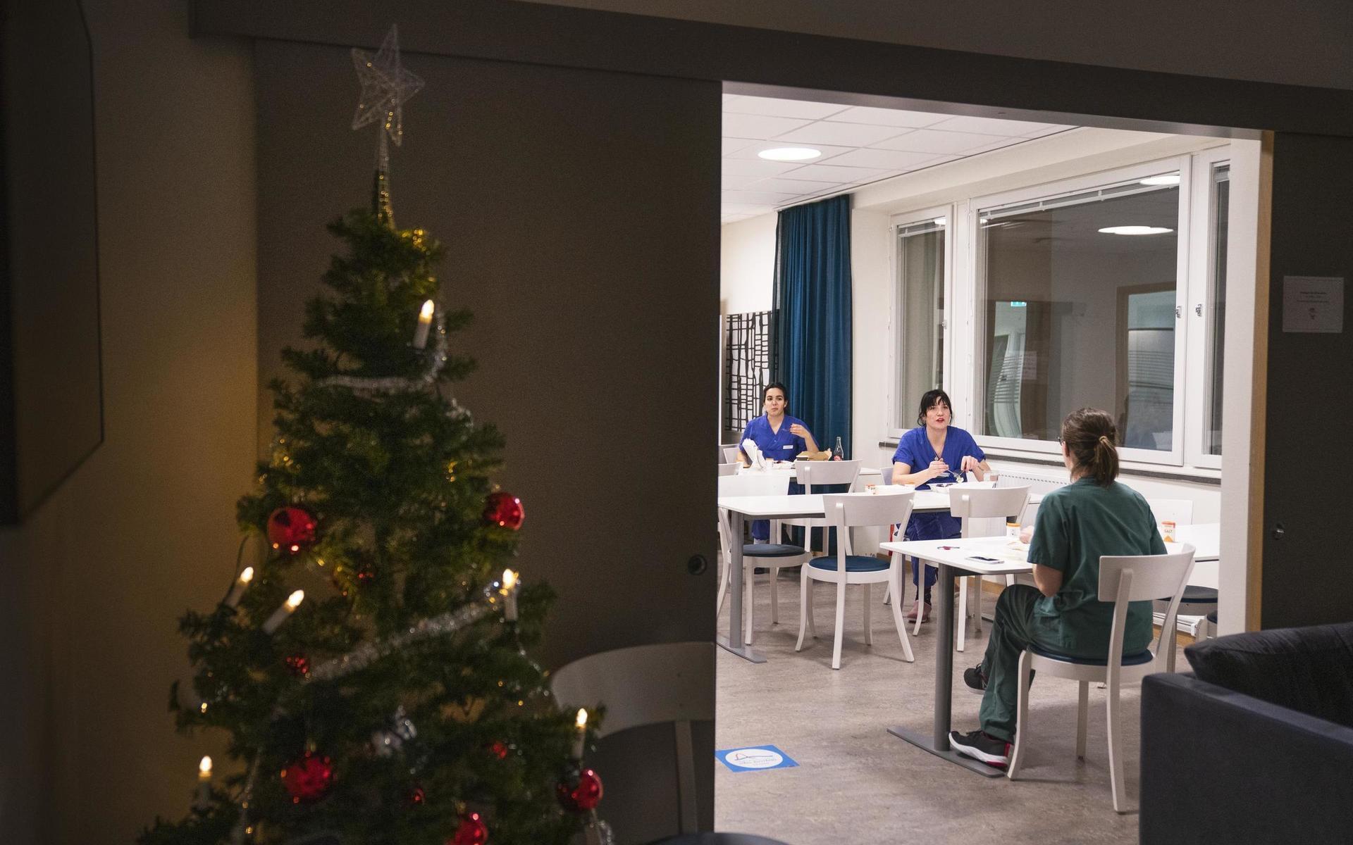 Antalet patienter med covid-19 som behövde intensivvård ökade snabbt under jul- och nyårshelgen.