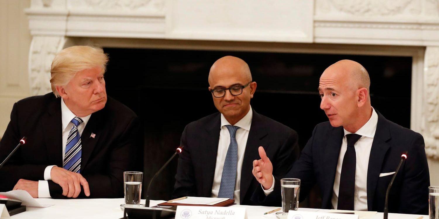 Donald Trump och Microsofts vd Satya Nadella lyssnar på Amazons Jeff Bezos vid ett möte i Vita huset. Arkivbild.