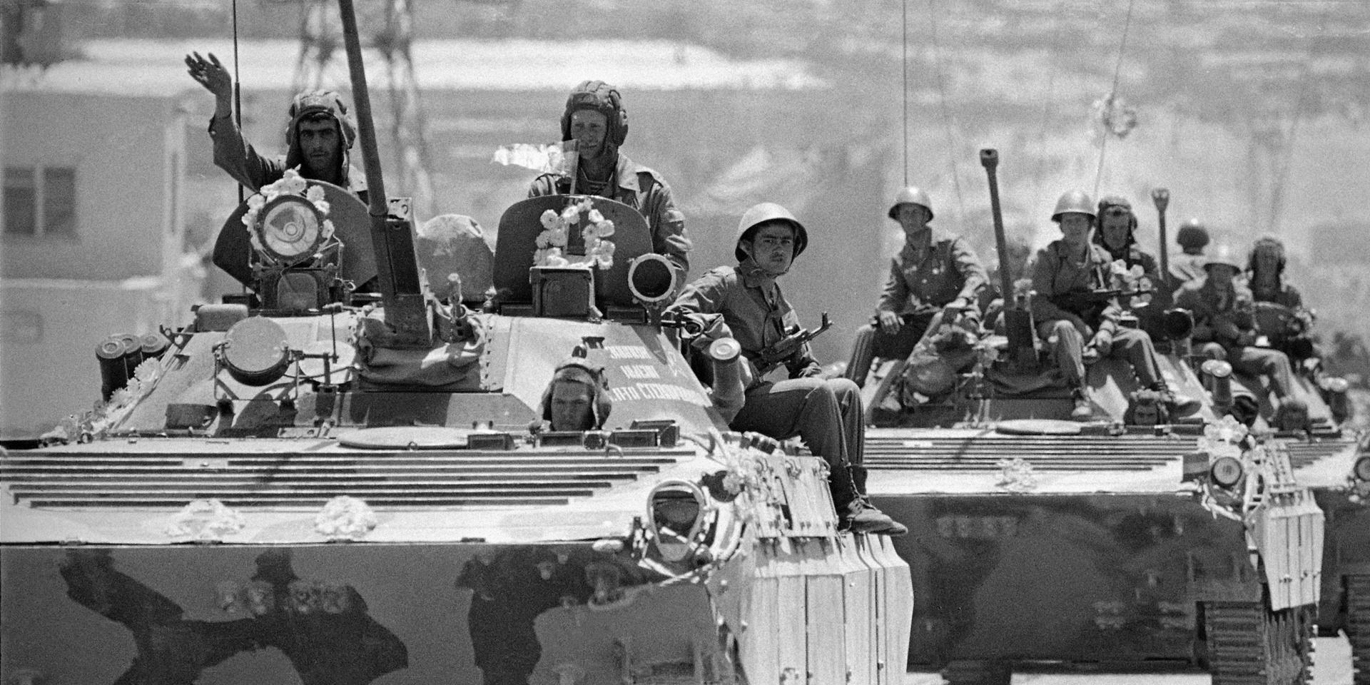 FILE - In this May 16, 1988 file photo, a convoy of tanks and armored personnel carriers roll out of Kabul, heading north back to the Soviet Union.  The US military presence in Afghanistan has surpassed the Soviet occupation of the country. The Soviet Union couldn't win in Afghanistan, and now the United States is about to have something in common with that futile campaign: nine years, 50 days. The U.S.-led coalition has now been fighting for as long as the Soviets did, and while two invasions had different goals _ and dramatically different body counts _ whether they have significantly different outcomes remains to be seen. (AP Photo/Liu Heung Shing, File)