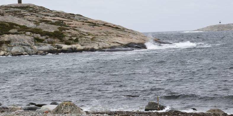 På den norra sidan av Stora Huvudet sluttar klipporna mot havet. När det blåser och vågorna slår upp över klipporna blir de såphala.