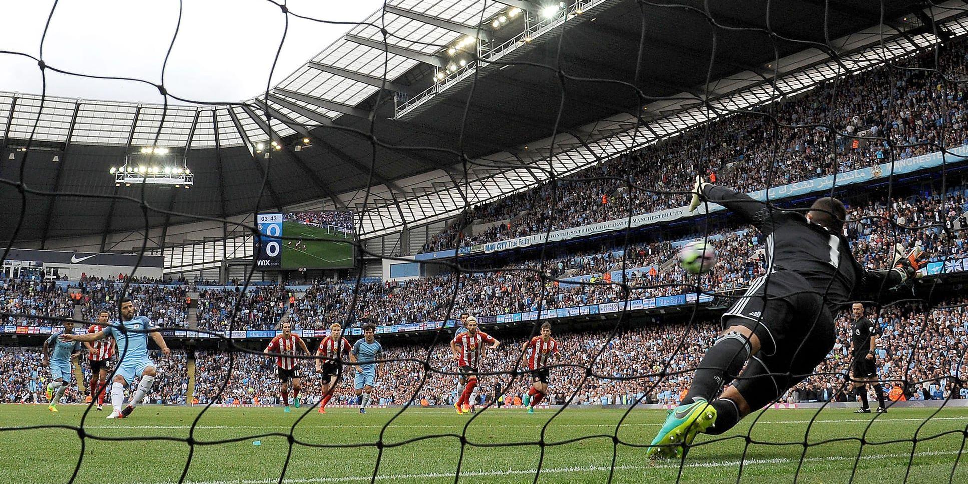 Manchester City's Sergio Aguero gjorde 1–0 på straff när City slog Sunderland med 2–1.
