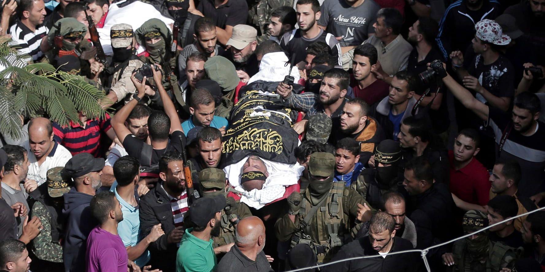 Palestinier vid begravningen av tre av de Islamiska jihad-medlemmar som dog vid tunnelsprängningen.