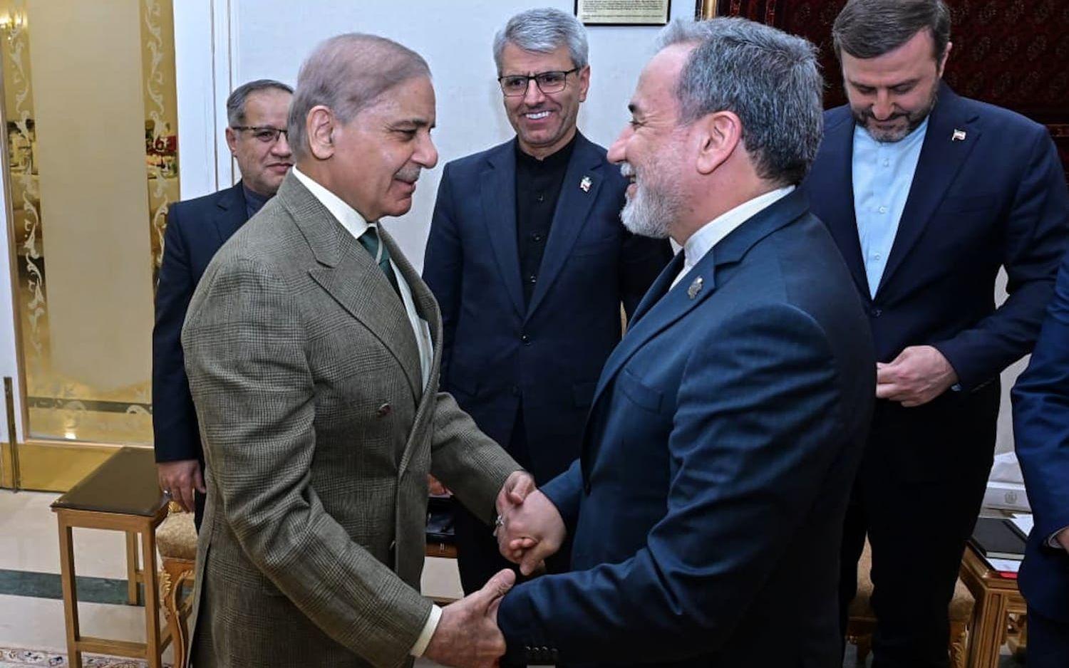 Pakistans premiärminister Shehbaz Sharif tar emot Irans utrikesminister Abbas Araghchi på lördagen. Bild från Sharifs kansli.