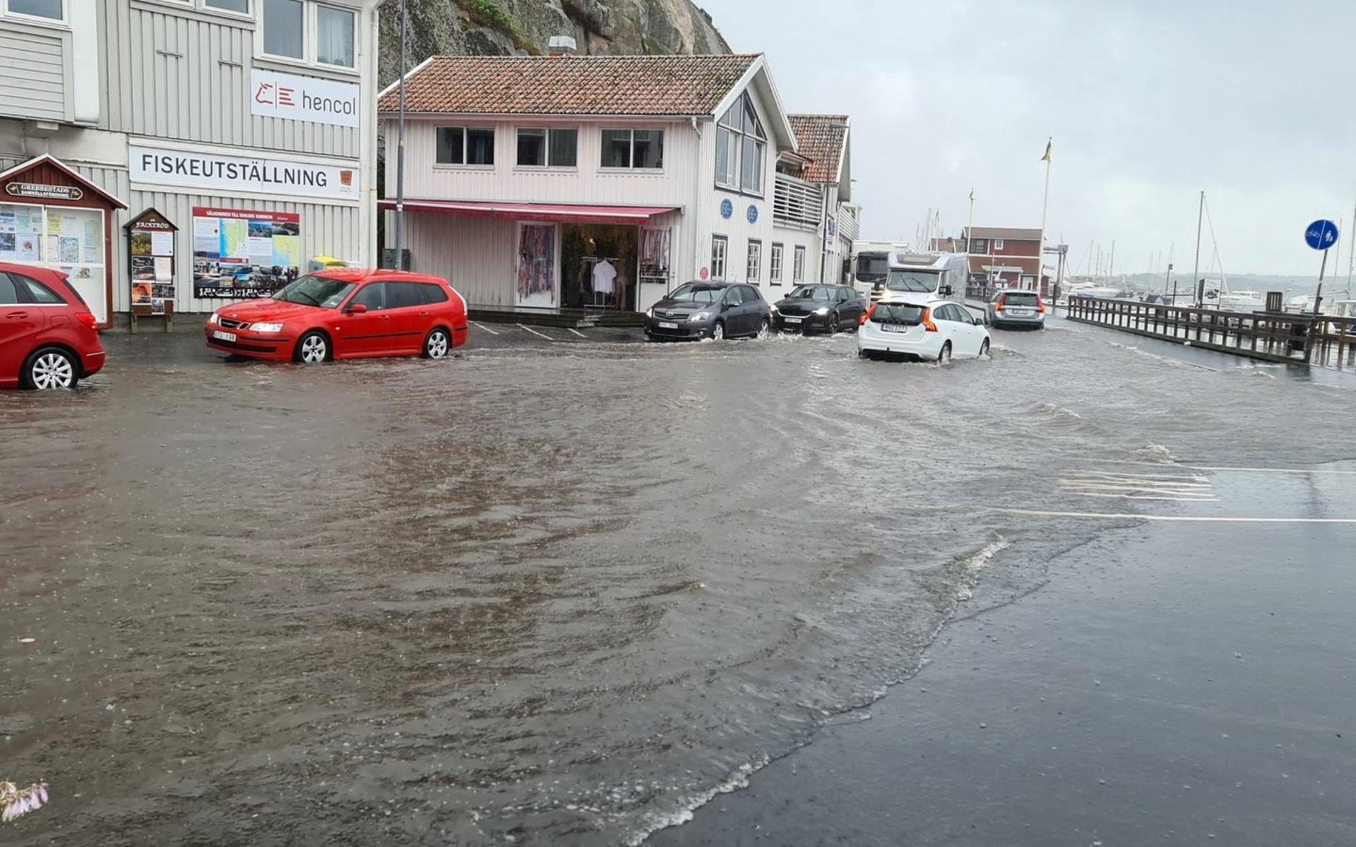 Översvämmade butiker, avspärrade vägar och stora insatser från räddningstjänsten i Grebbestad under torsdagen.