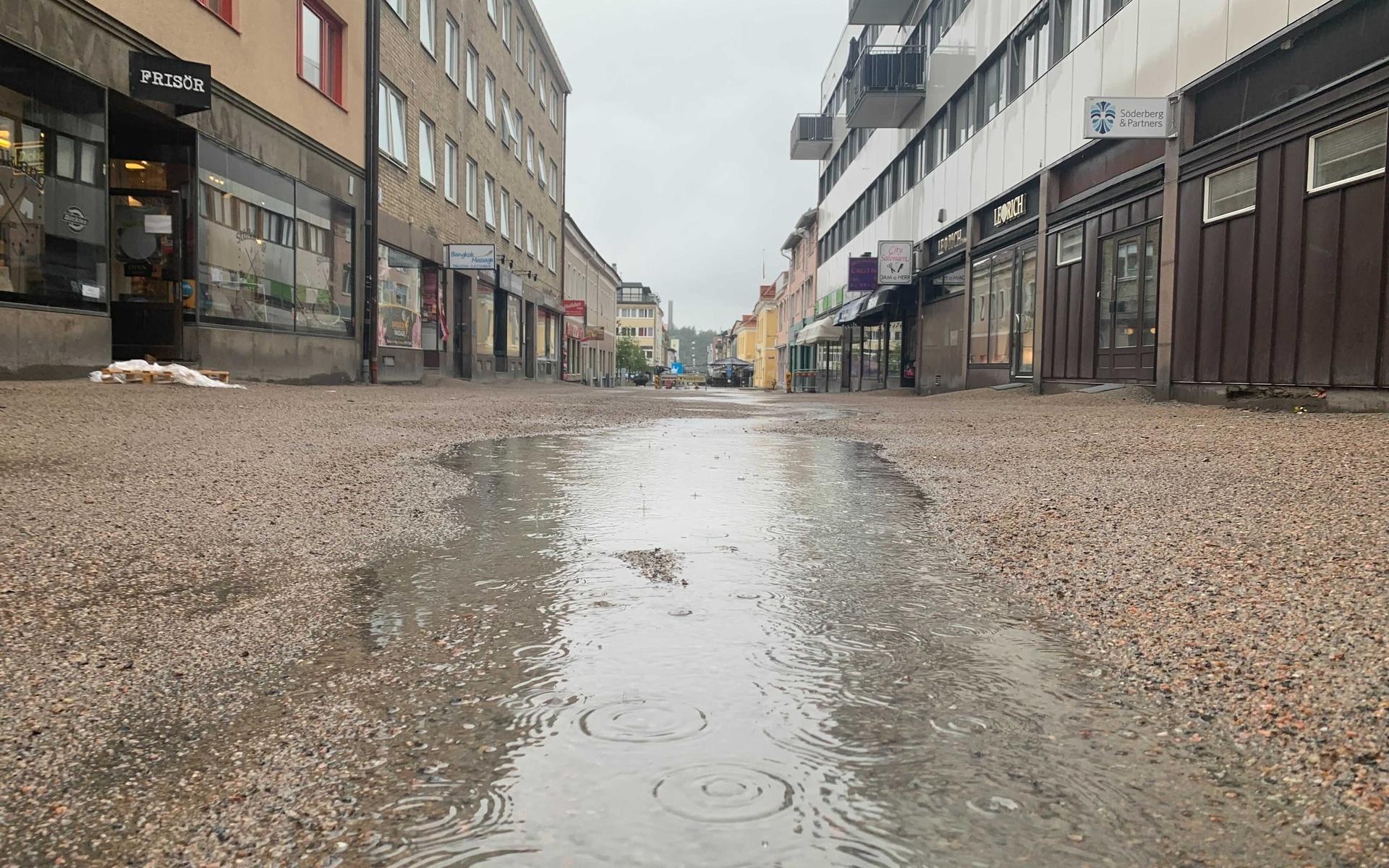 Det kraftiga regnet drog in över Uddevalla under torsdagsmorgonen