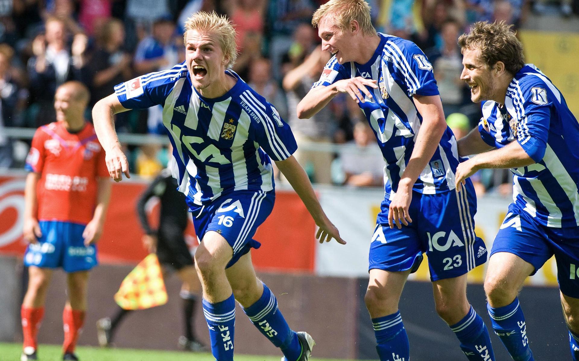 Erik Lund, Sebastian Eriksson och Tobias Hysén jublar efter ett mål i allsvenskan 2009. 