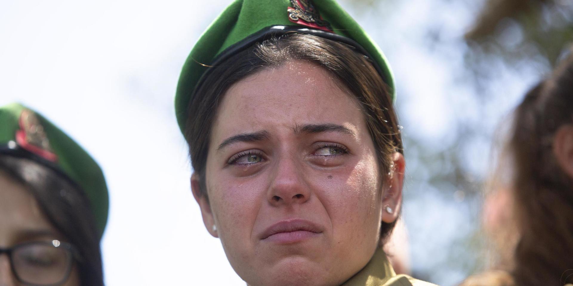 Anhöriga vid begravningen av en israelisk soldat i Elyakim på torsdagen. Soldaten är Israels första militära dödsoffer i veckans strider.