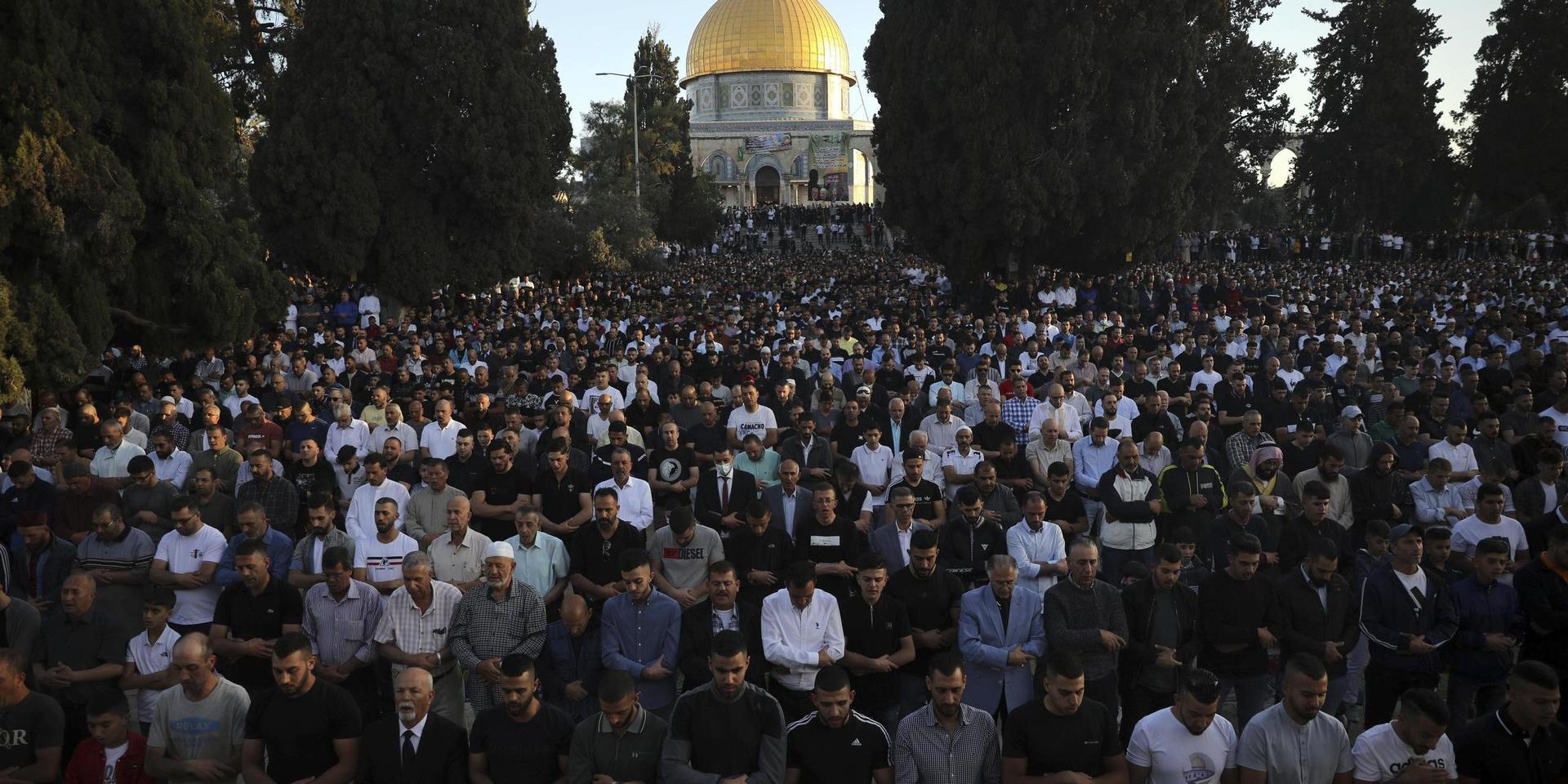 Bedjande män under id al-fitr framför al-Aqsamoskén i Jerusalem på torsdagen.