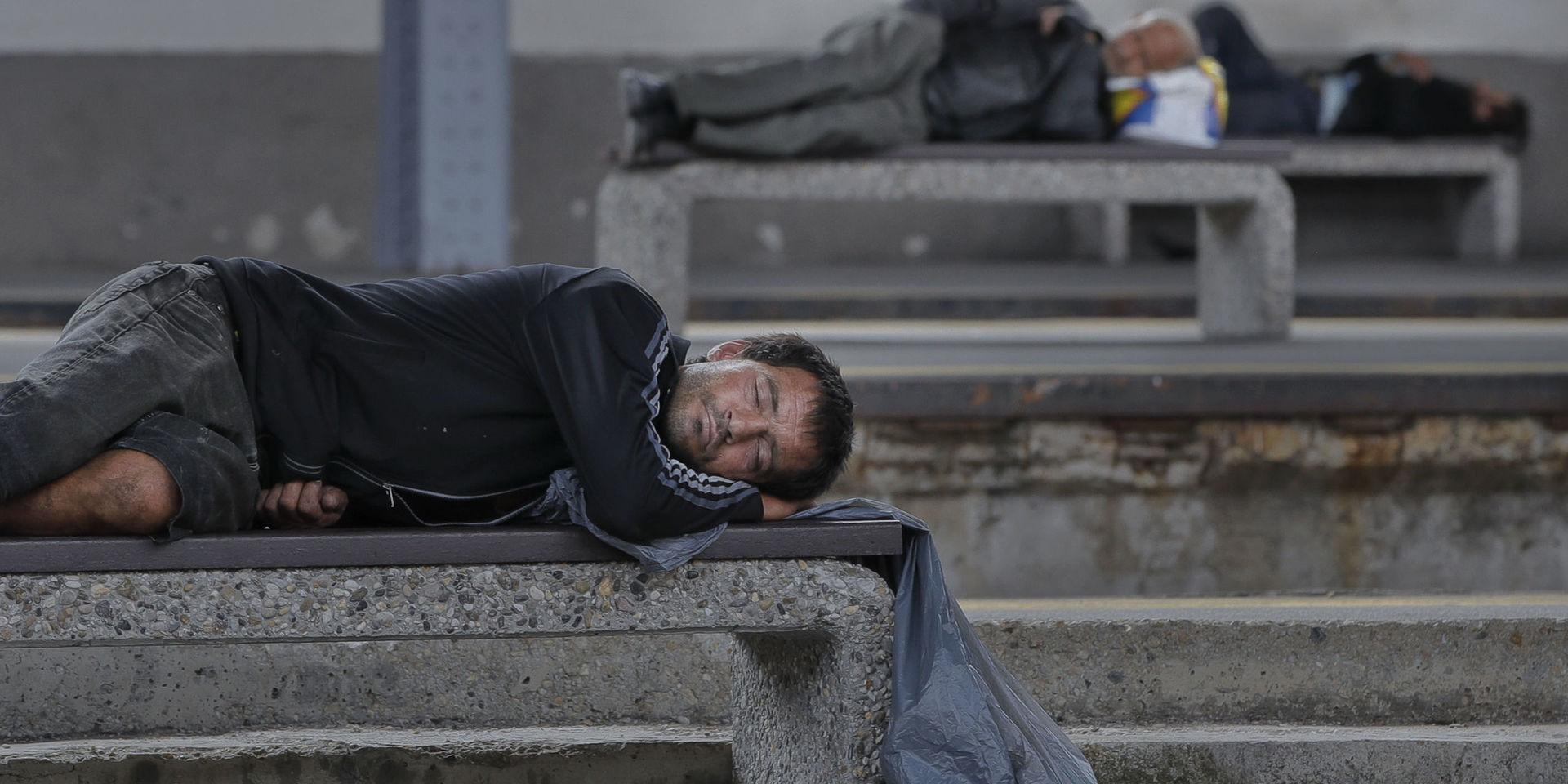 Fattigdom. En man sover på en bänk i Bukarests centralstation. 