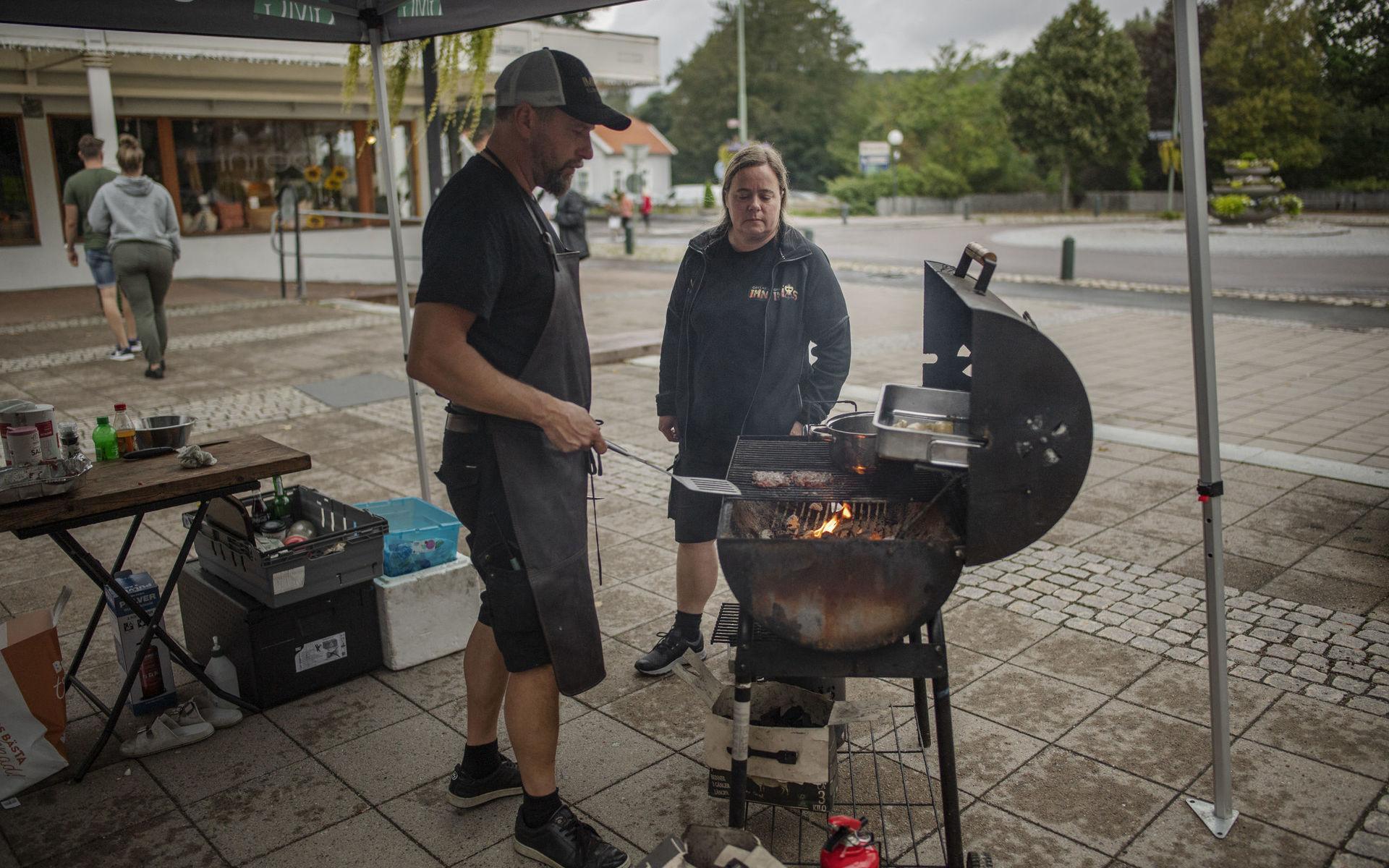 Vill framhäva köttets smak. Li Berglund och maken Christer Karlsson driver barbecuerestaurangen Grillat i Imnäs utanför Ramsele i Västernorrland. I Lerum deltog de i tävlingen SM i hamburgare.