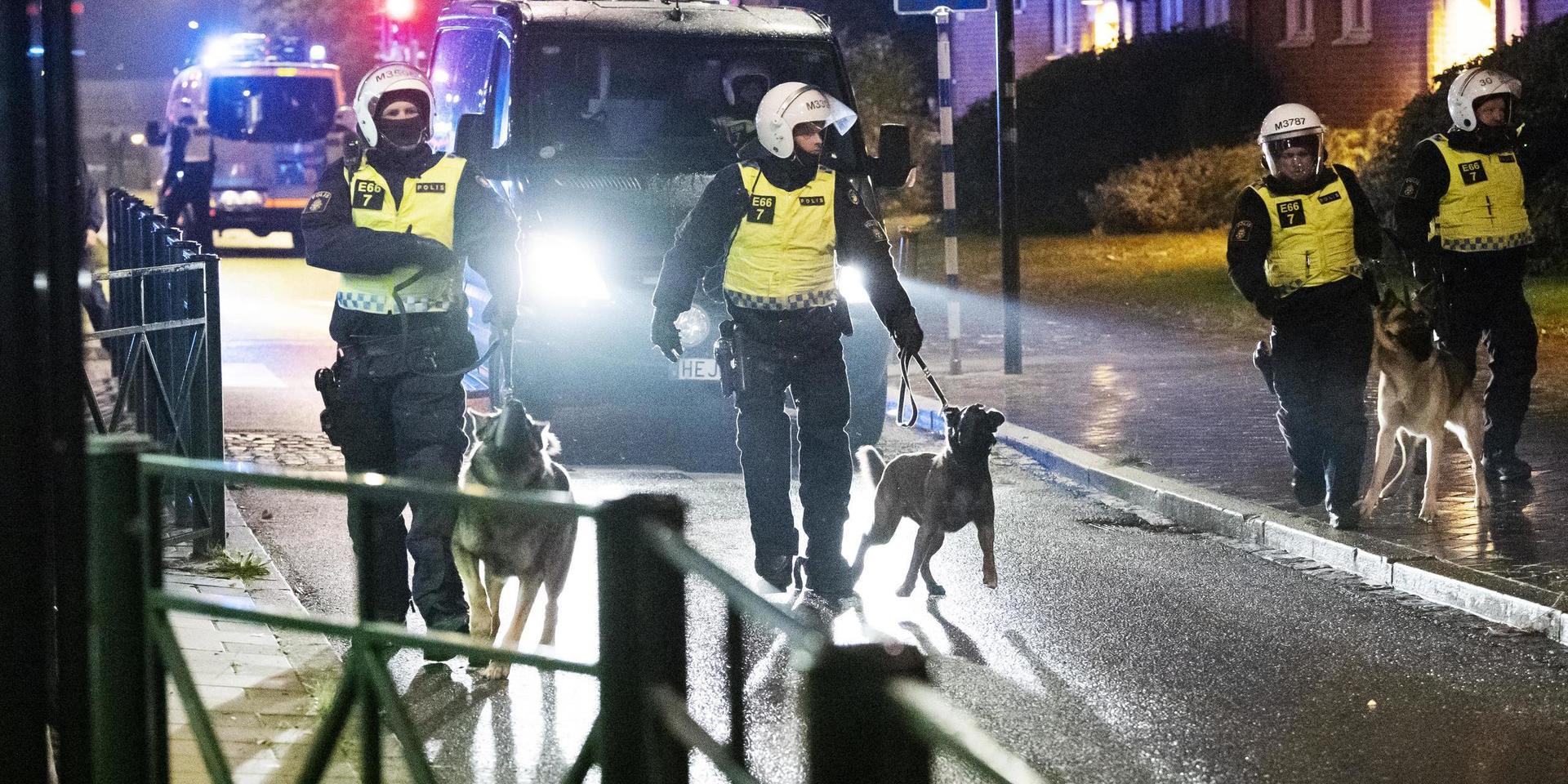 Poliser i Malmö under sensommarens protester mot en koranbränning.
