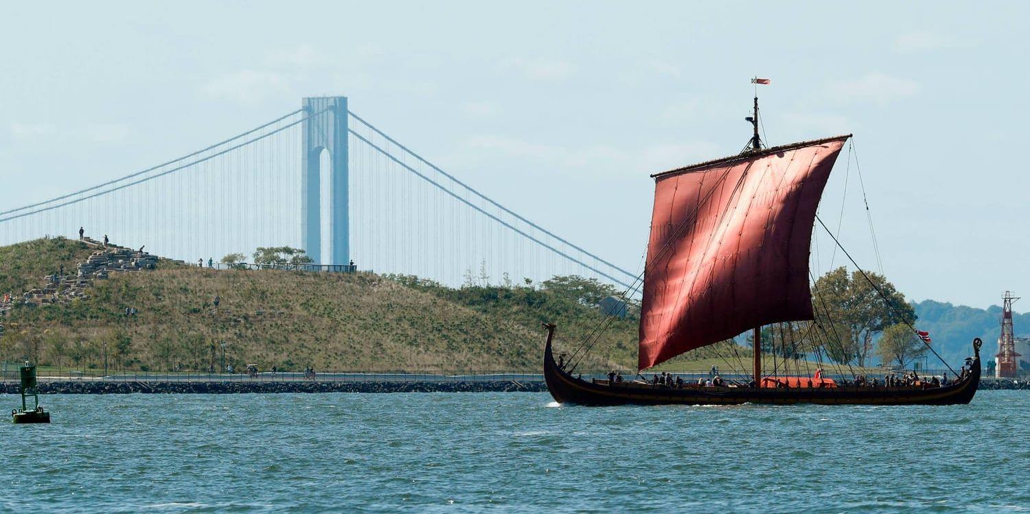 Det norska vikingaskeppet Draken Harald Hårfagre under inseglingen till hamnen i New York. Resan över isiga vatten har tagit fem månader för den 34 personer stora besättningen.