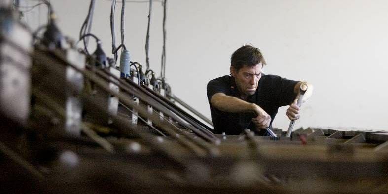 Kägelmaskinen i Uddevallas bowlinghall ska göras säkrare. Att sätta burar runt de farliga maskindelarna är, enligt maskinförare Kent Magnusson, en metod. Ljusstrålar, som stoppar maskinen när de bryts, en annan.