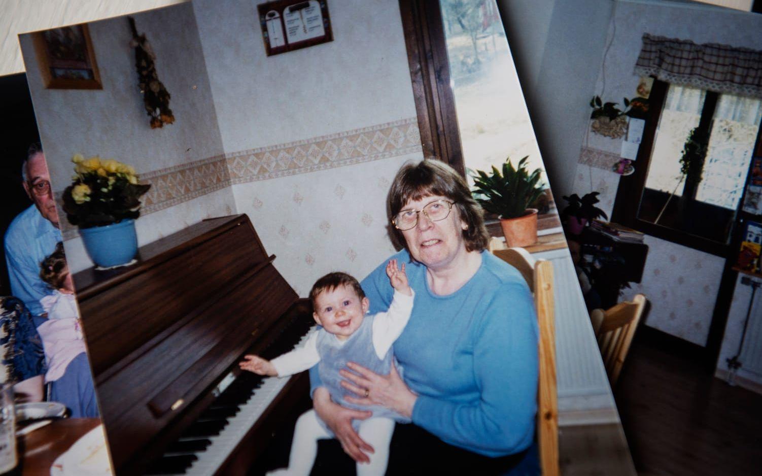 Kathleen Poole flyttade till Sverige för att få bo nära och skämma bort sina älskade barnbarn. Men livet ville annorlunda, nu är hon dement och svårt sjuk.